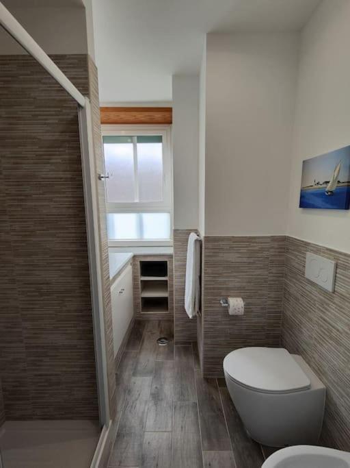 White & Wood House In Apartamento Roma