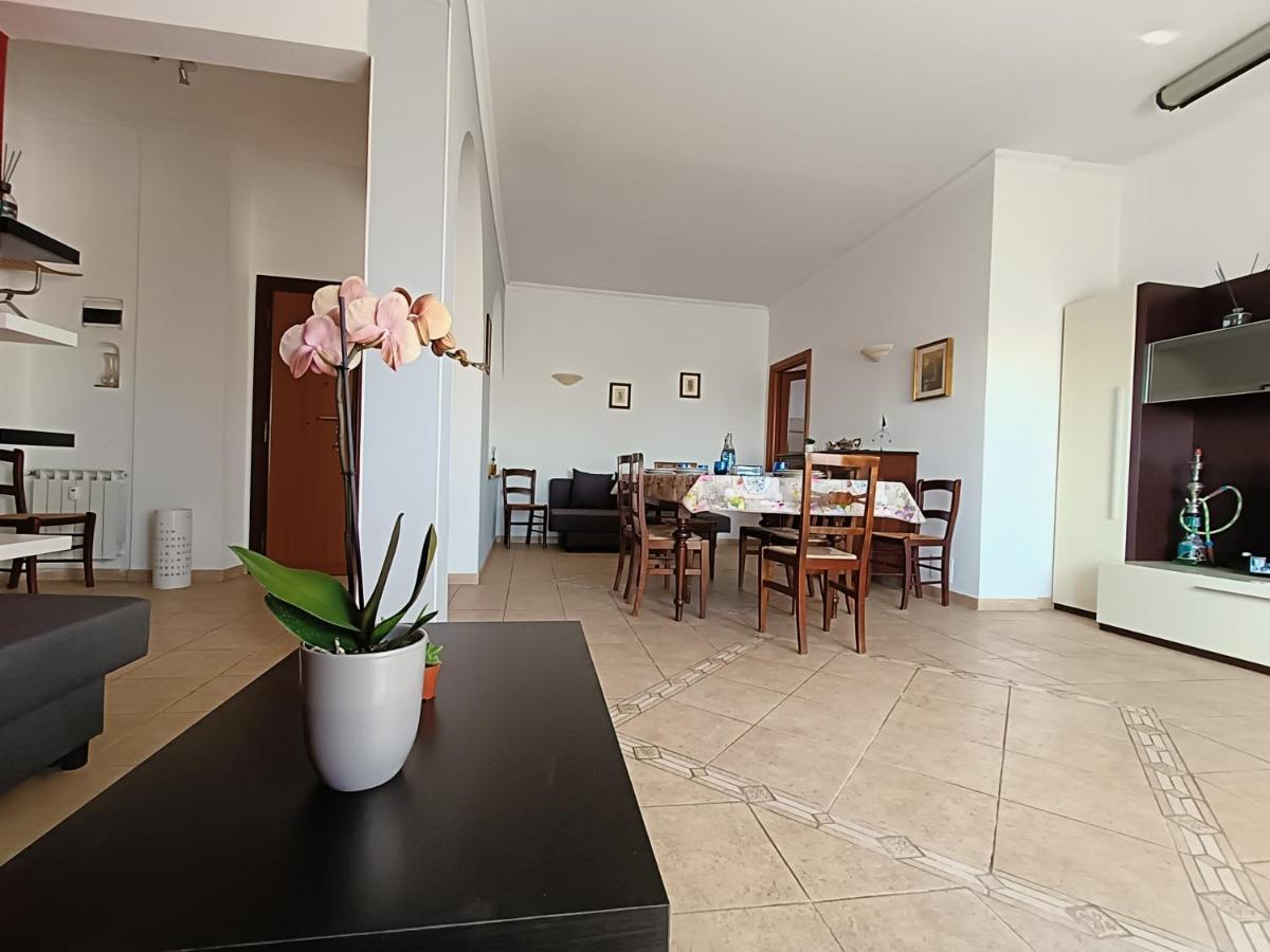Apartamento Avellini - Delightful And Spacious With Terrace - Near Metro A Cornelia Roma