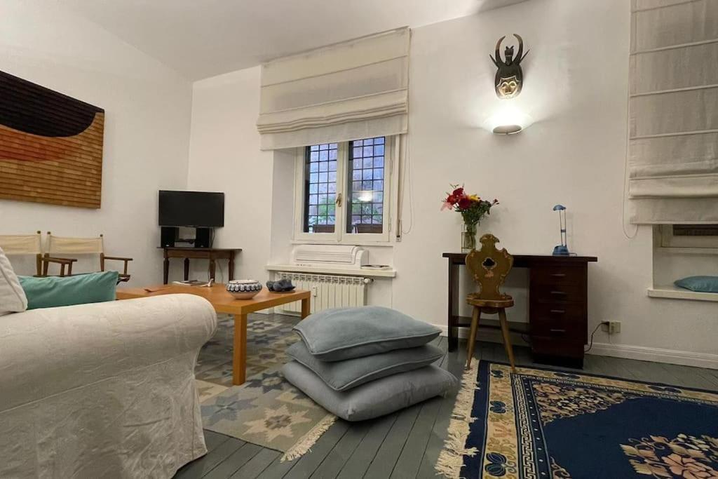 Vicolo San Trifone By Hili * Roma