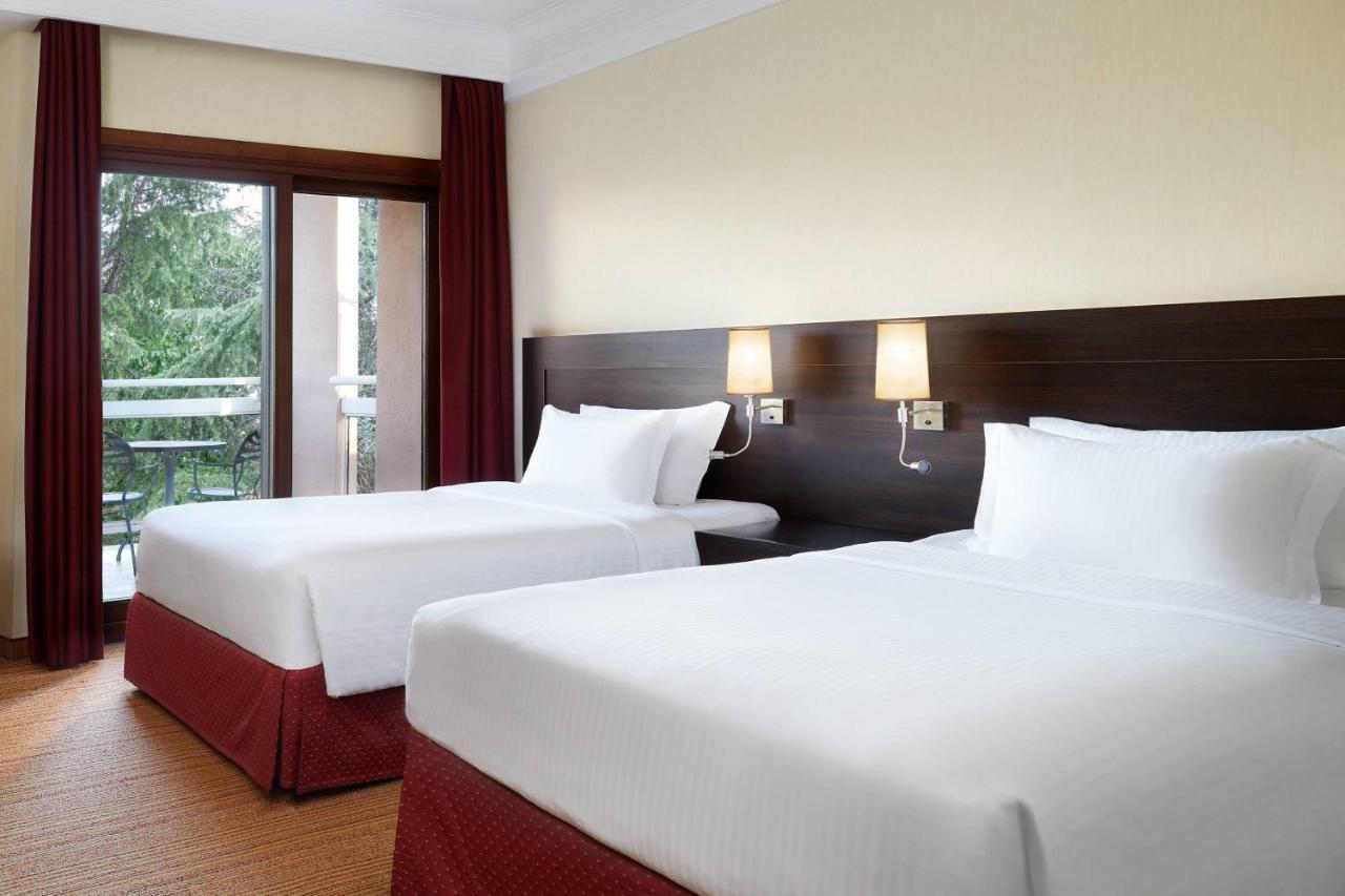 Courtyard By Marriott Park Hotel