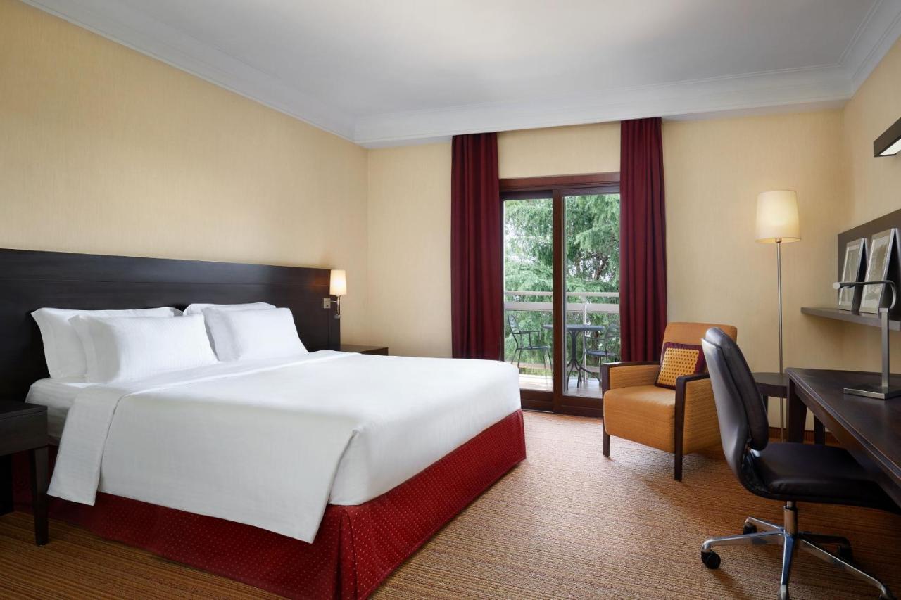 Courtyard By Marriott Park Hotel
