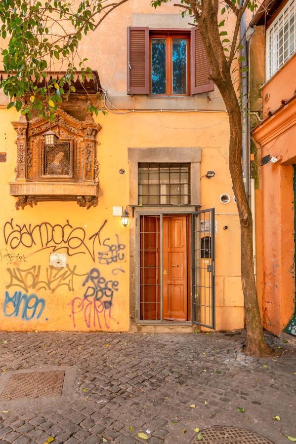 Old Trastevere Apartment *