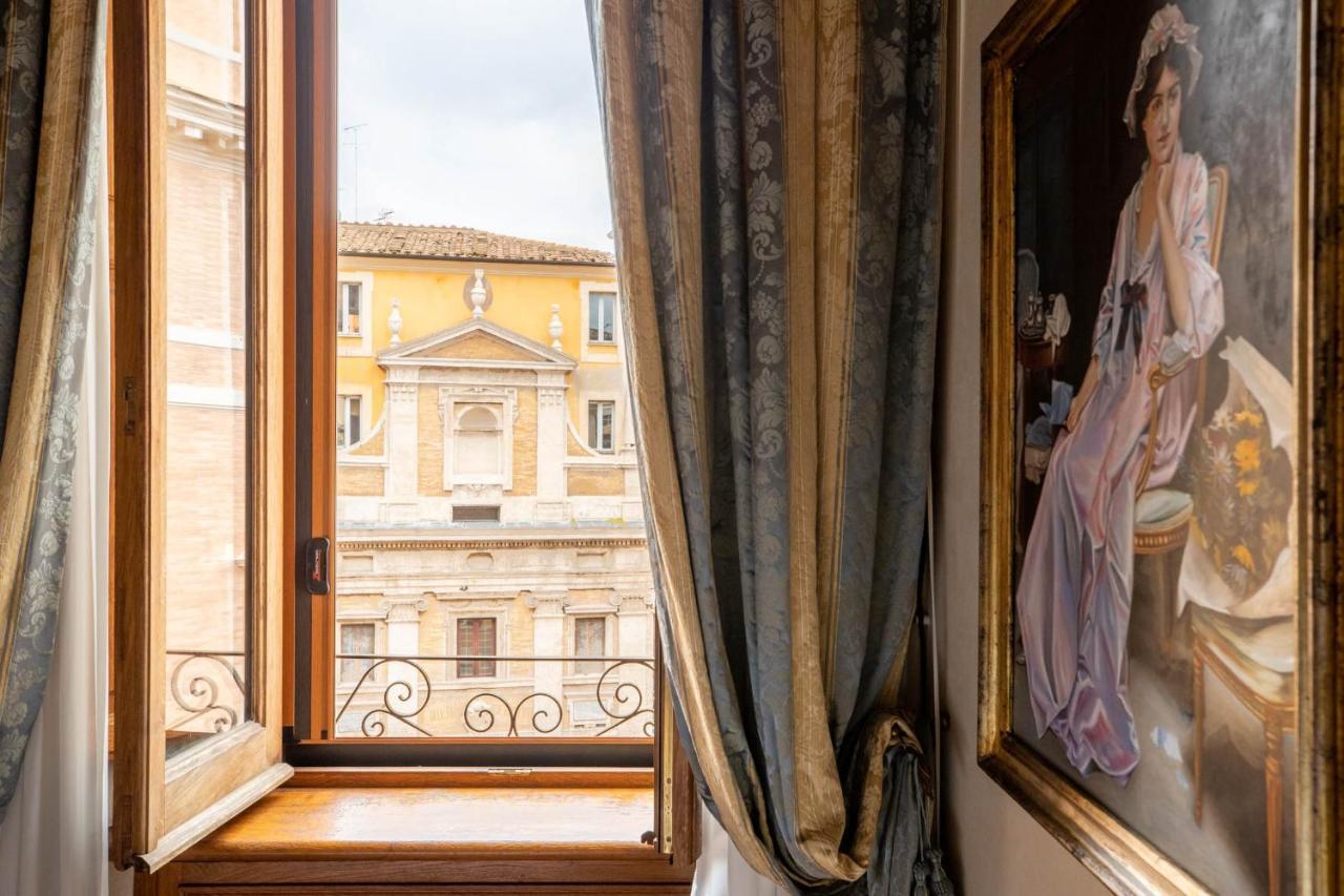 Iflat Golden Gem In Trevi Rome