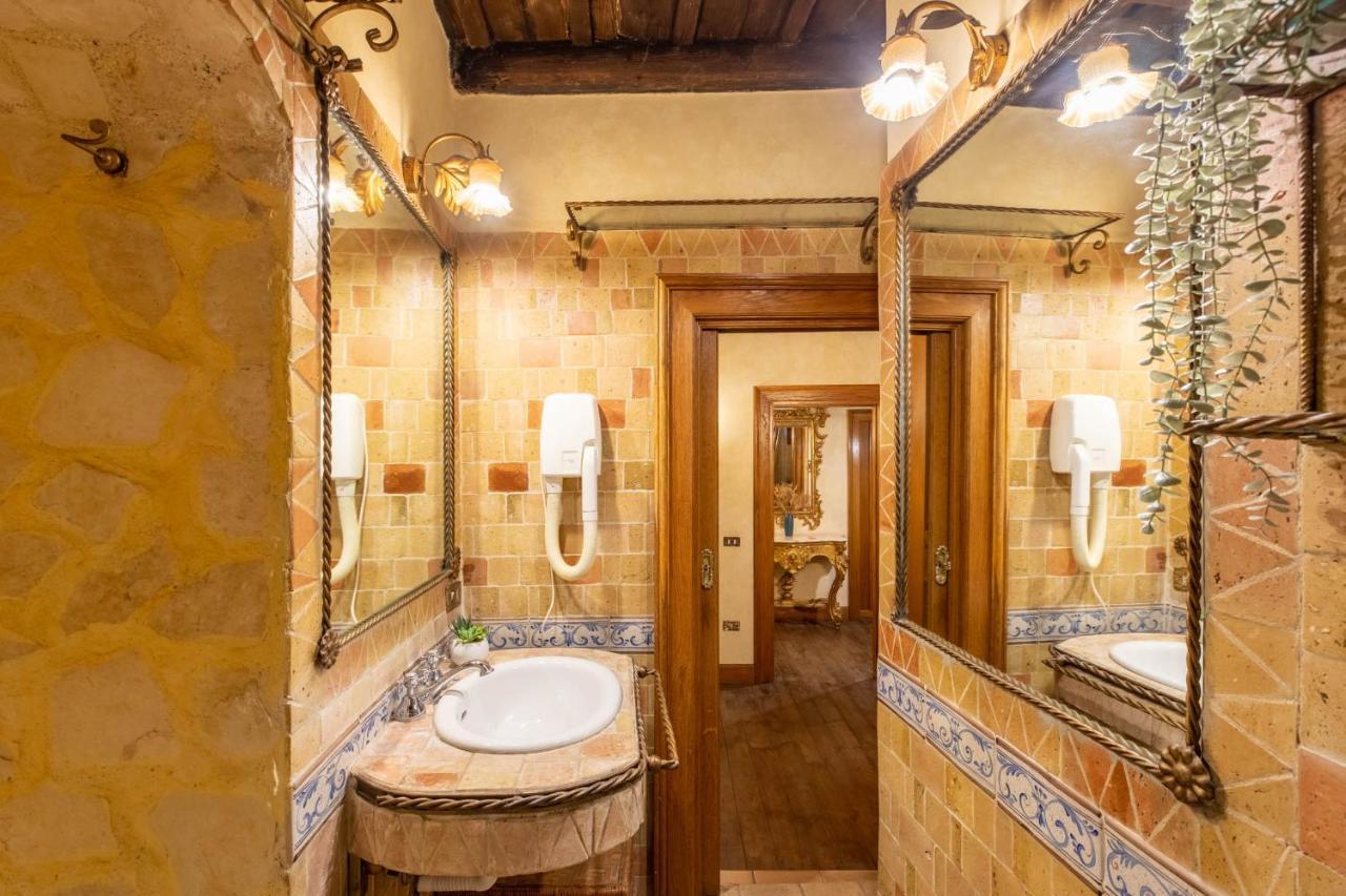 Iflat Golden Gem In Trevi Rome
