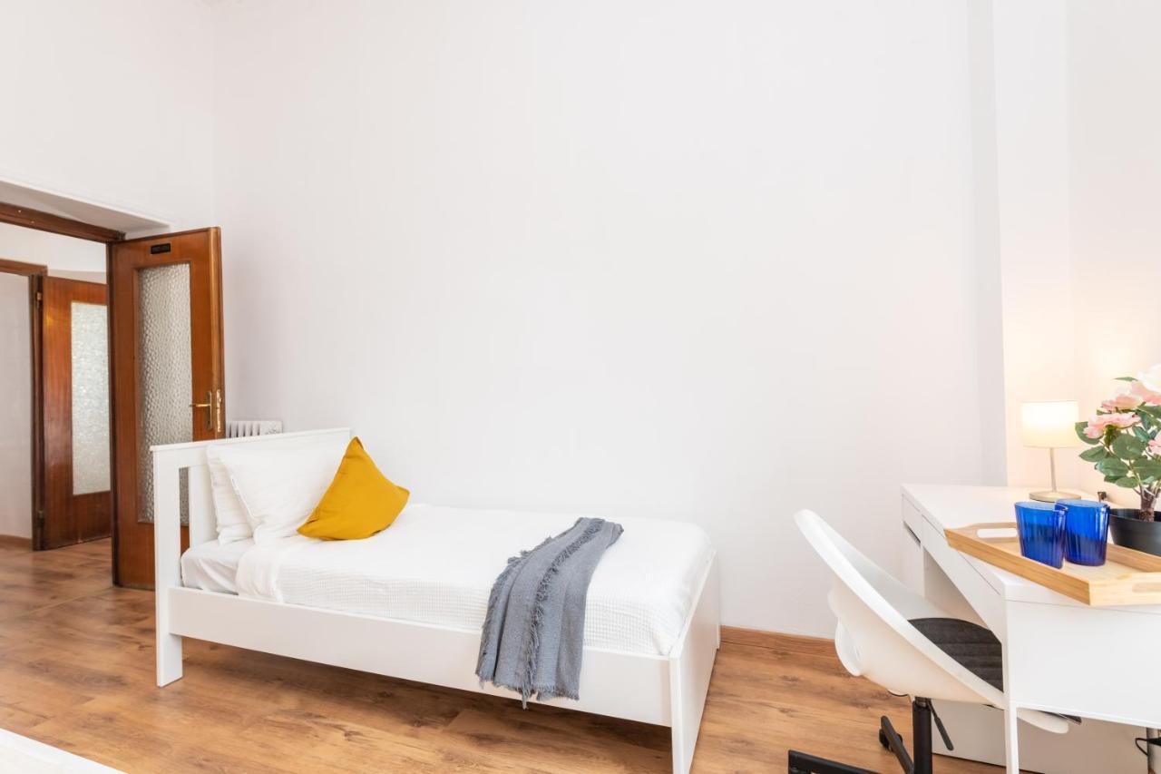 Bell Apartment Rom