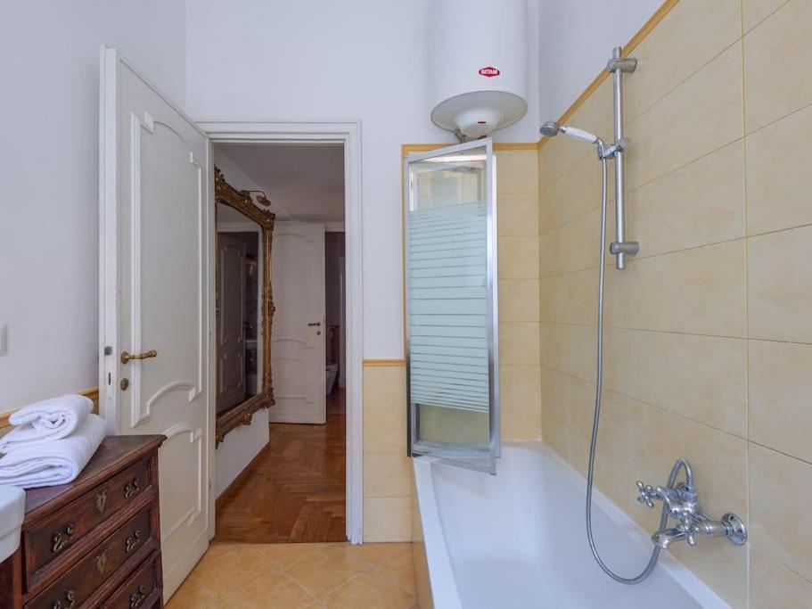 Giulia Luxury Two Bedroom Apartment Rom