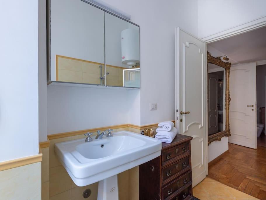 Giulia Luxury Two Bedroom Rom