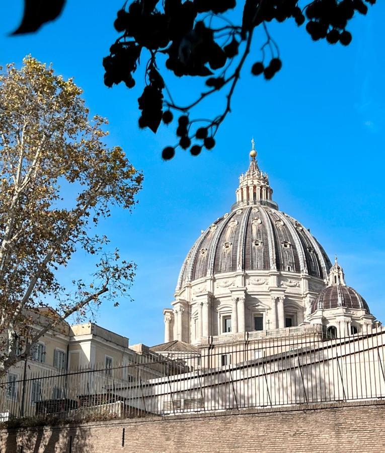 Living In Vatican Roma