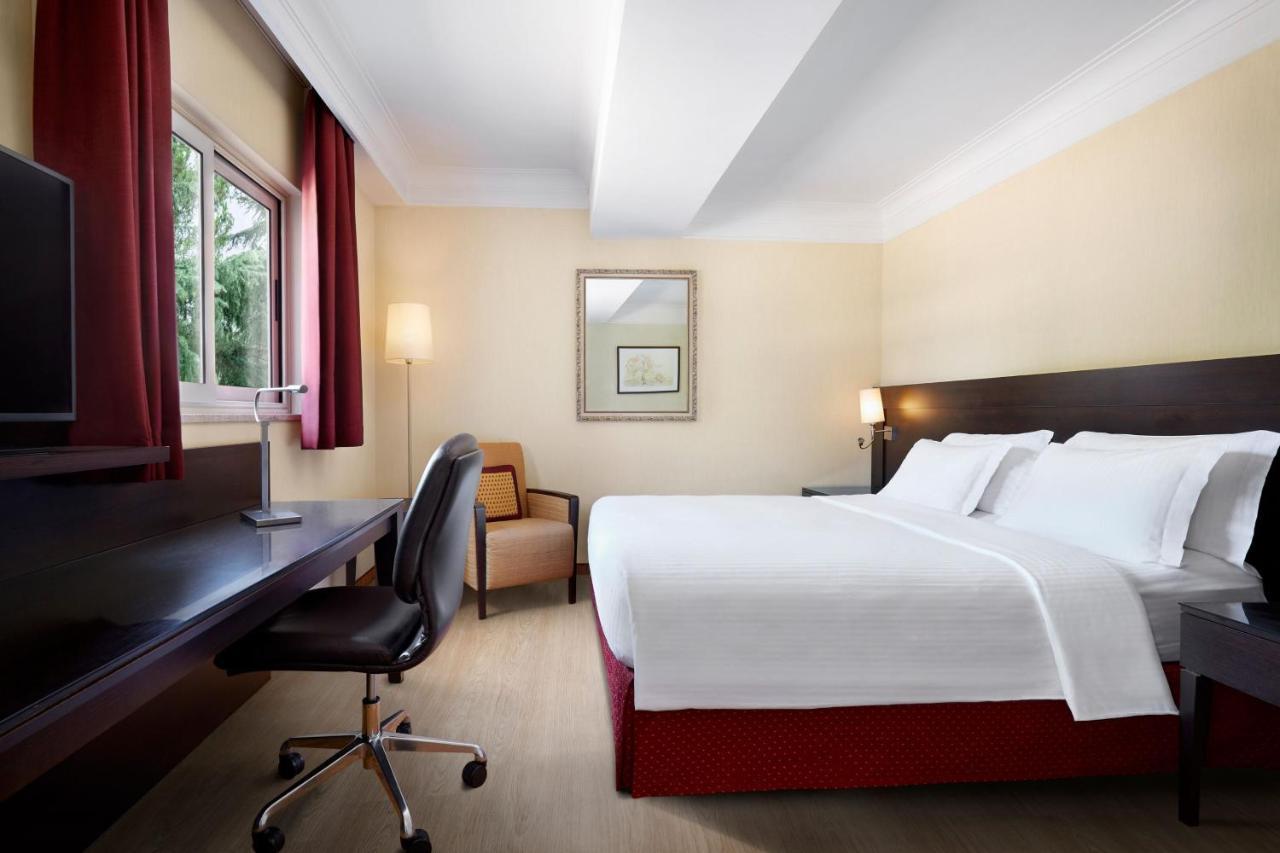 Courtyard By Marriott Park Hotel Roma
