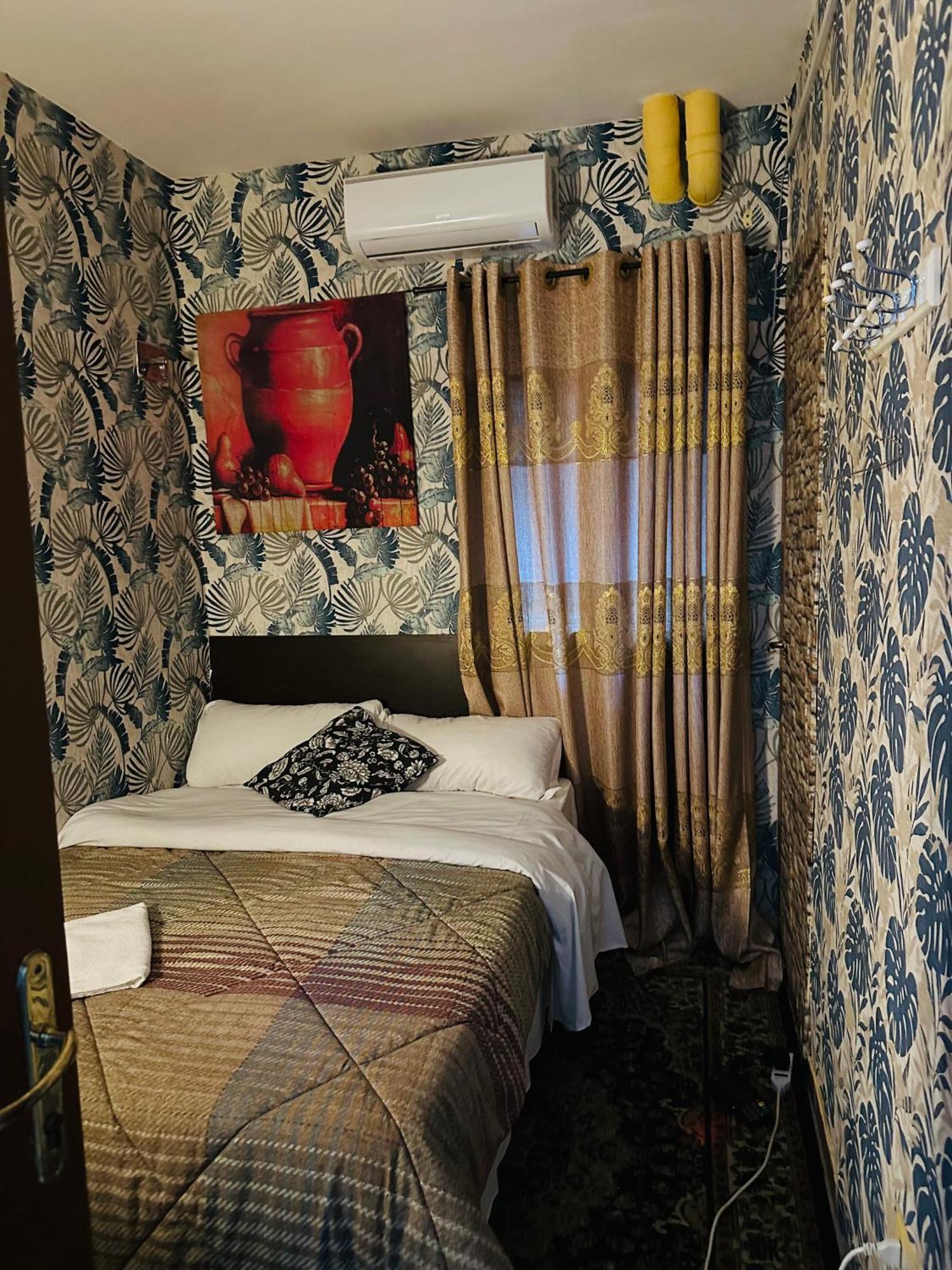 Pensión Magenta House