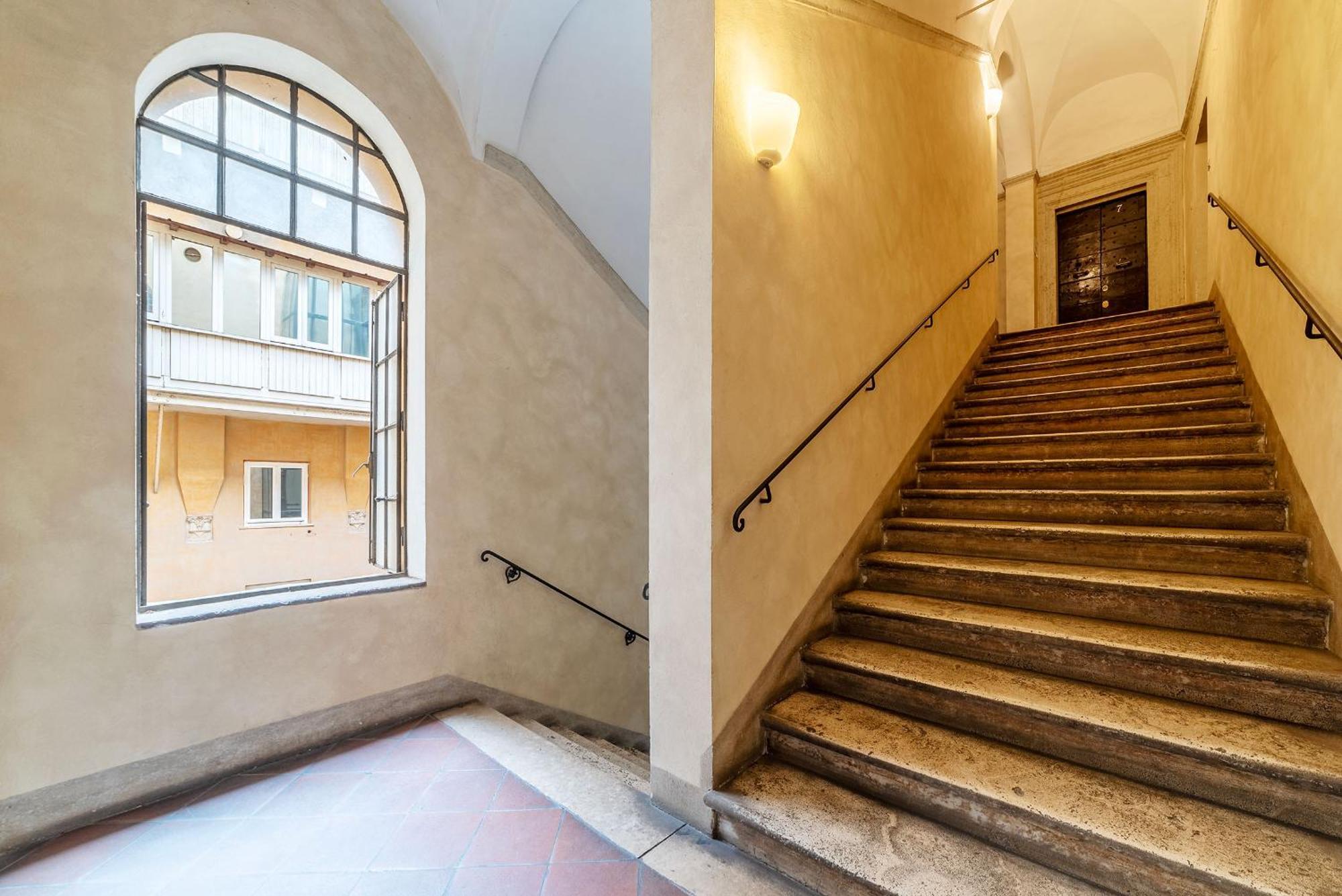 Piazza Navona Penthouse Apartment Rome