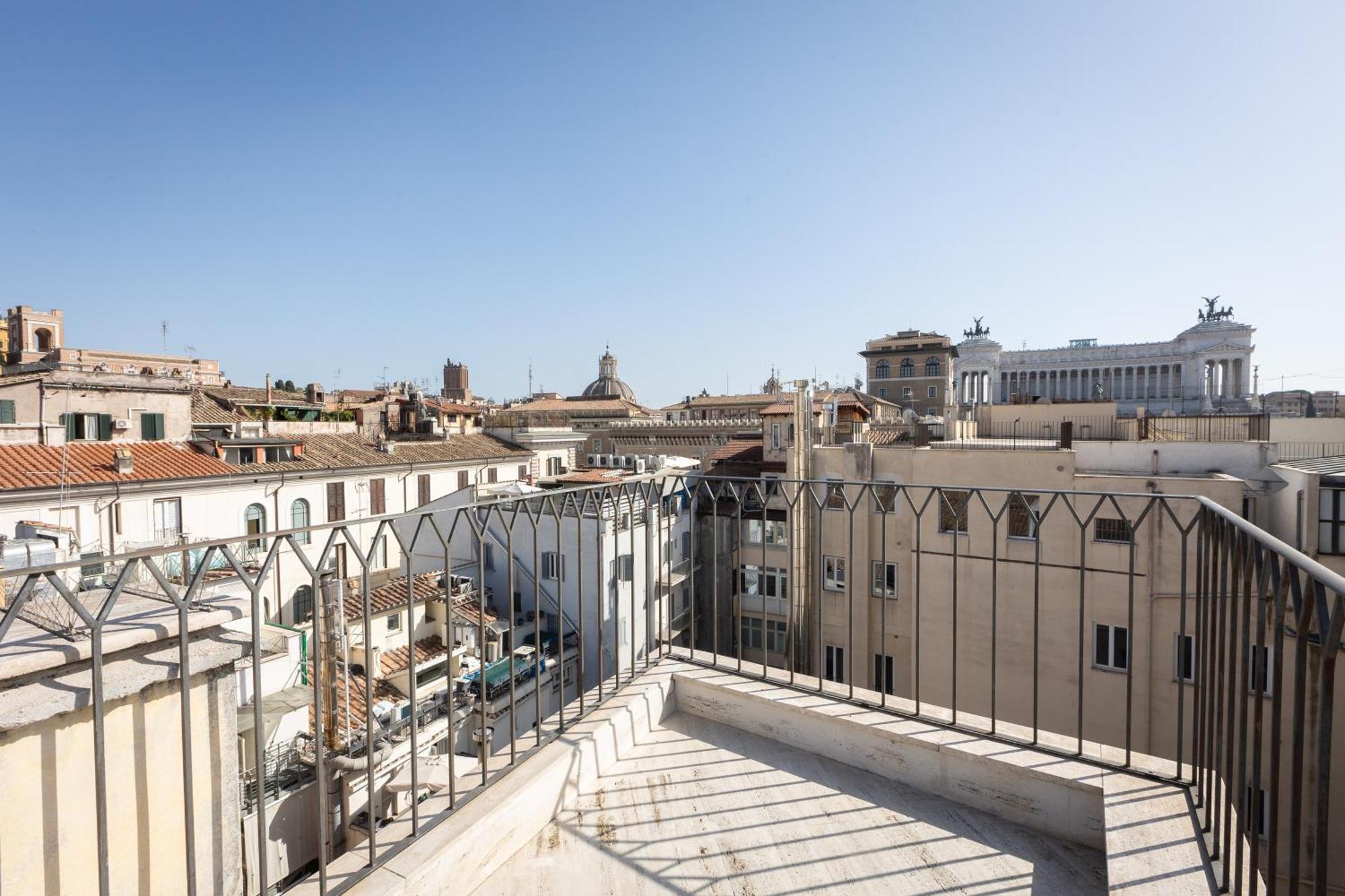 Amazing 3 Levels Penthouse Piazza Venezia Leilighet *