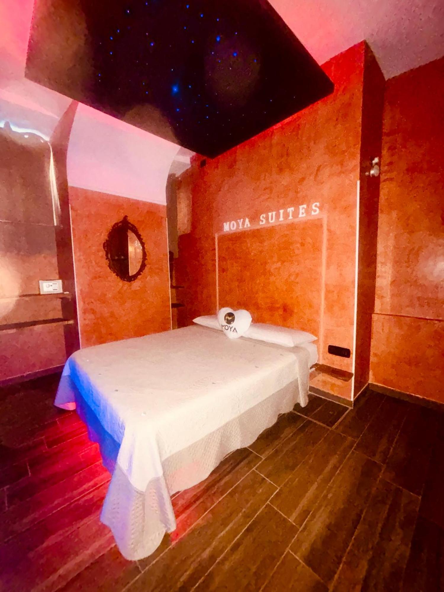 Love hotel Moya 1 - In *