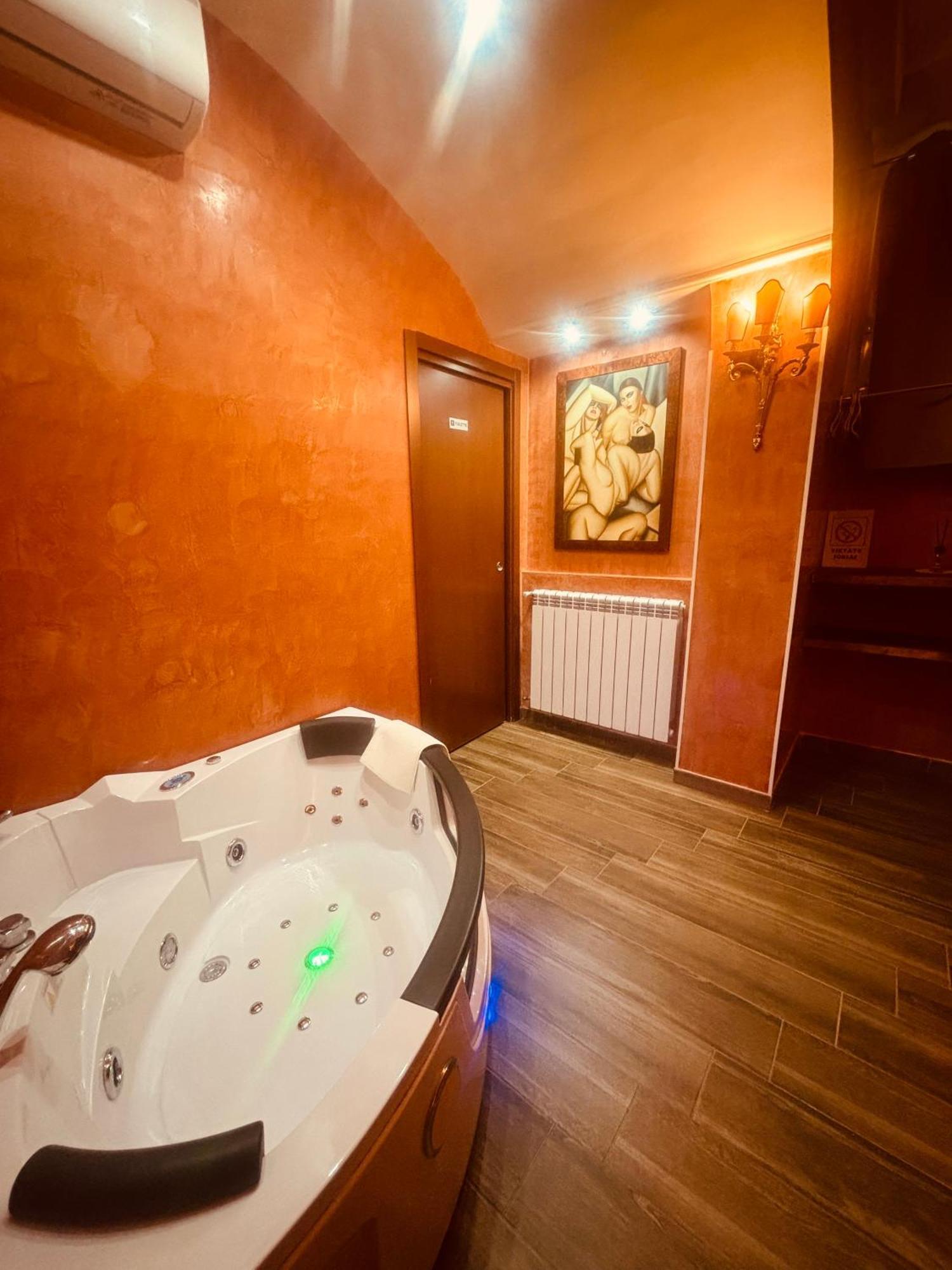 Moya 1 - In Love hotel