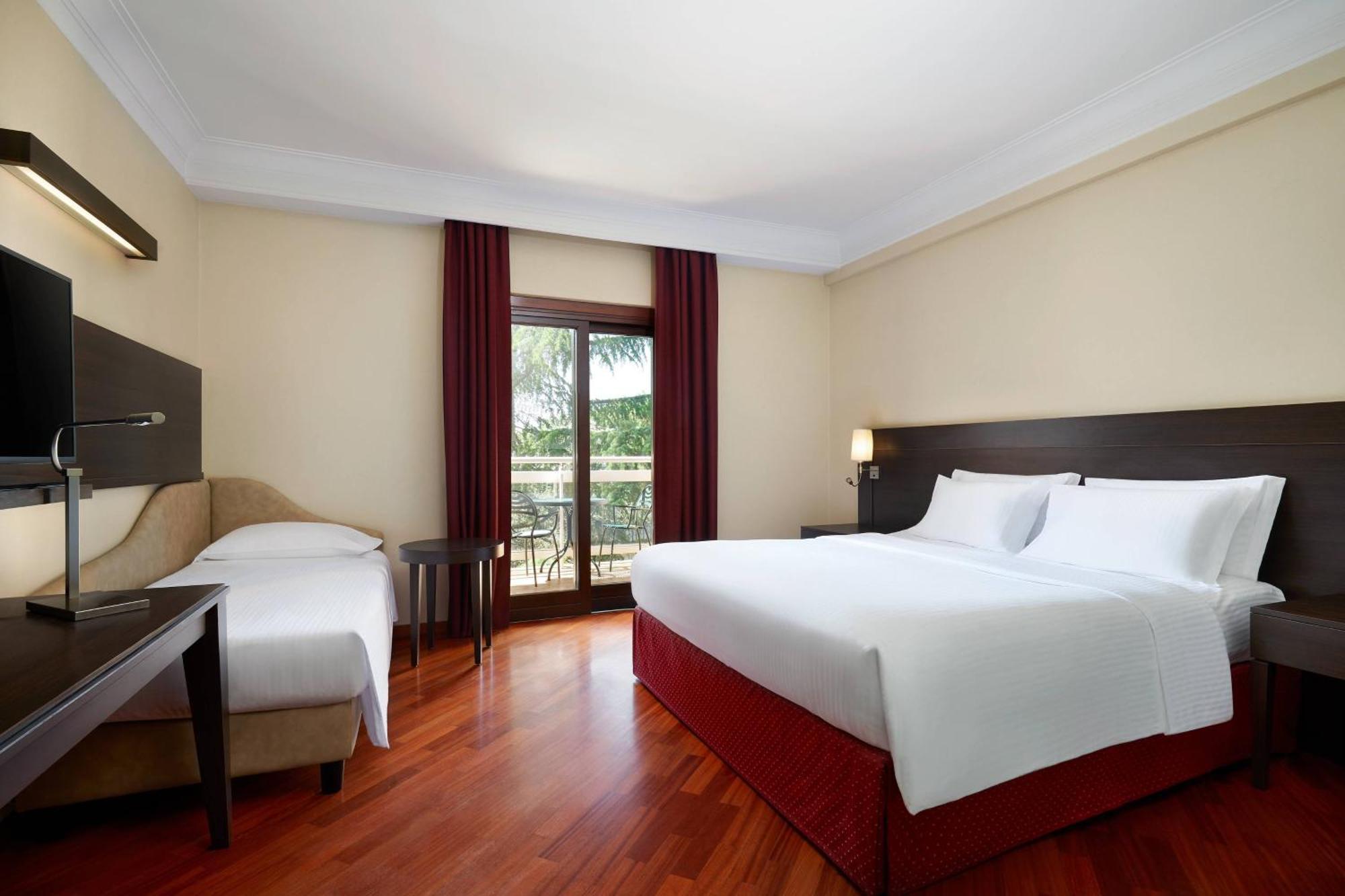 Courtyard By Marriott Park Roma