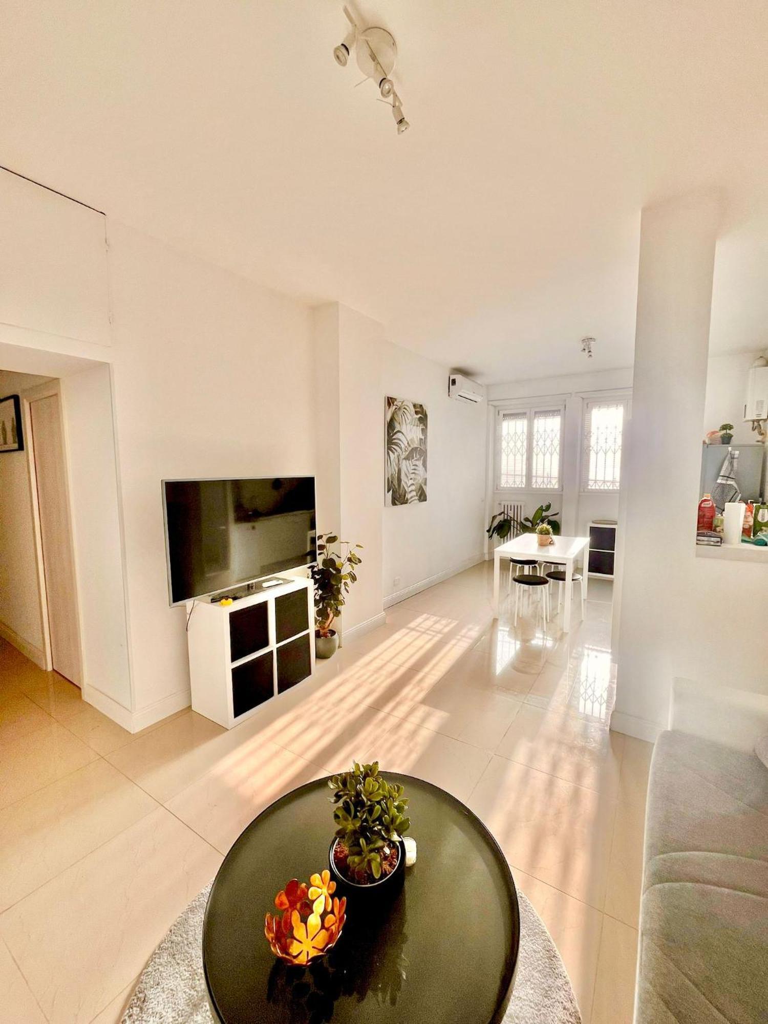 Double With Private Bathroom In Shared Roma