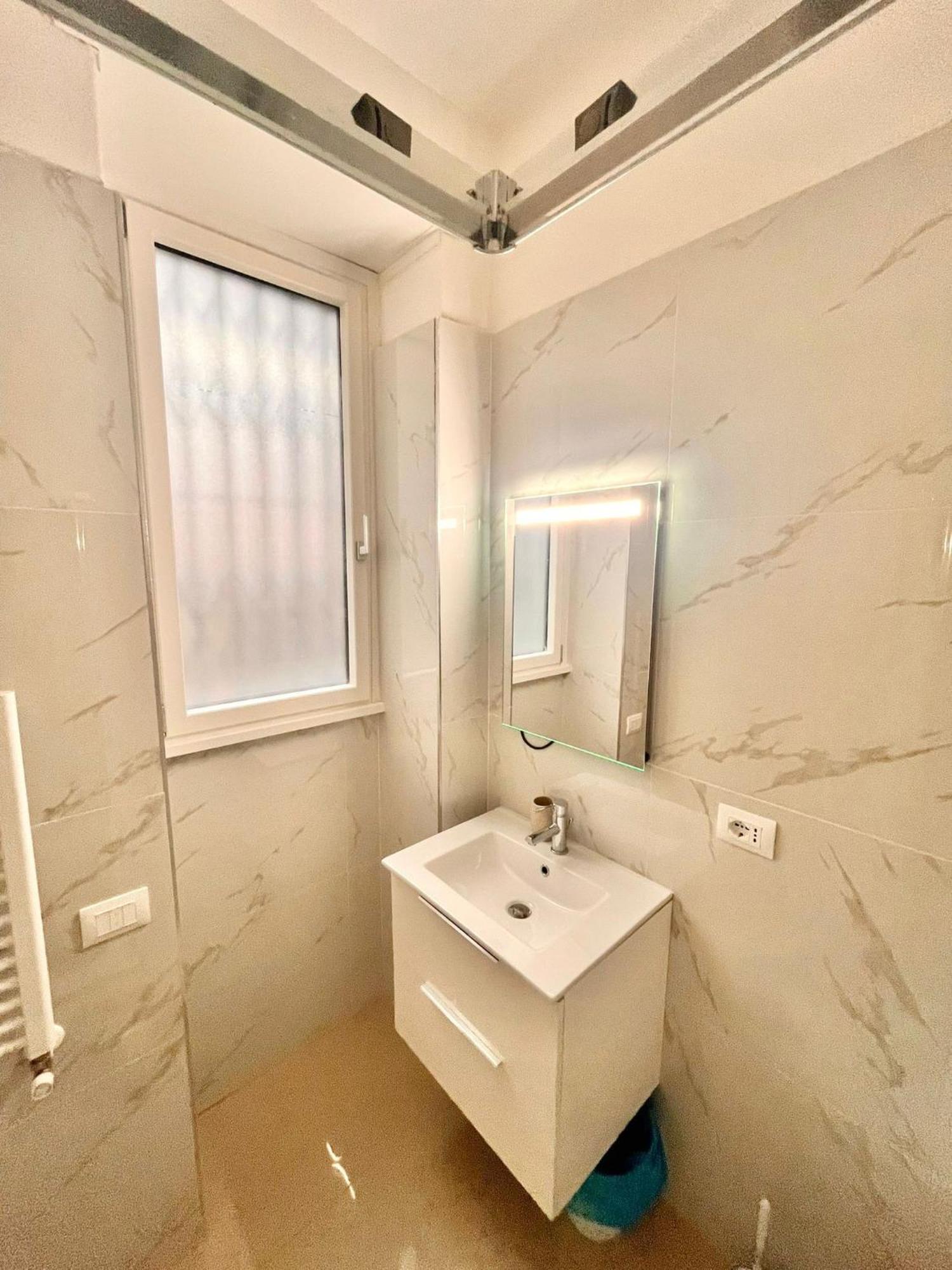 Double With Private Bathroom In Shared * Roma