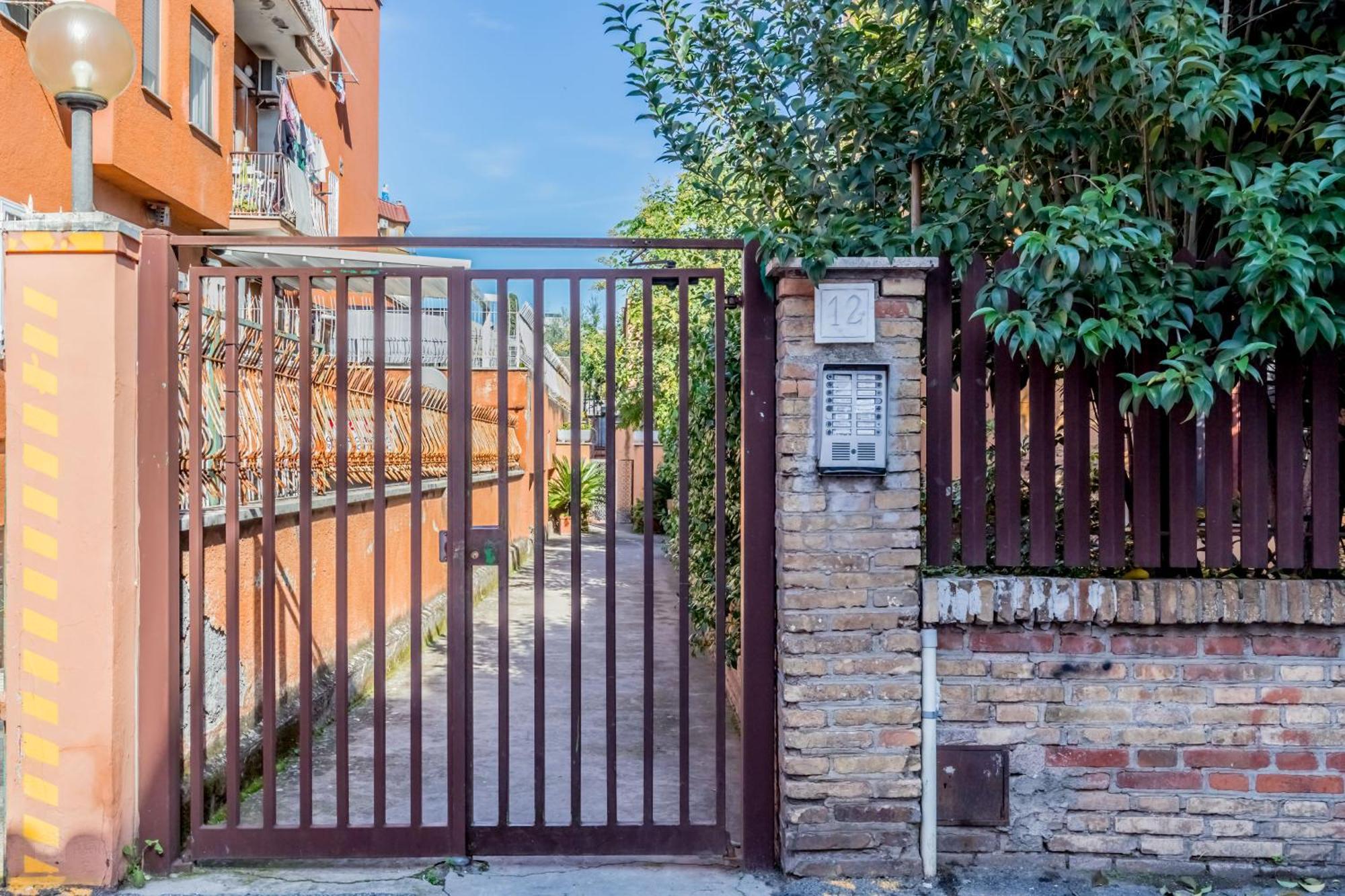 Metro C - Nando's House *