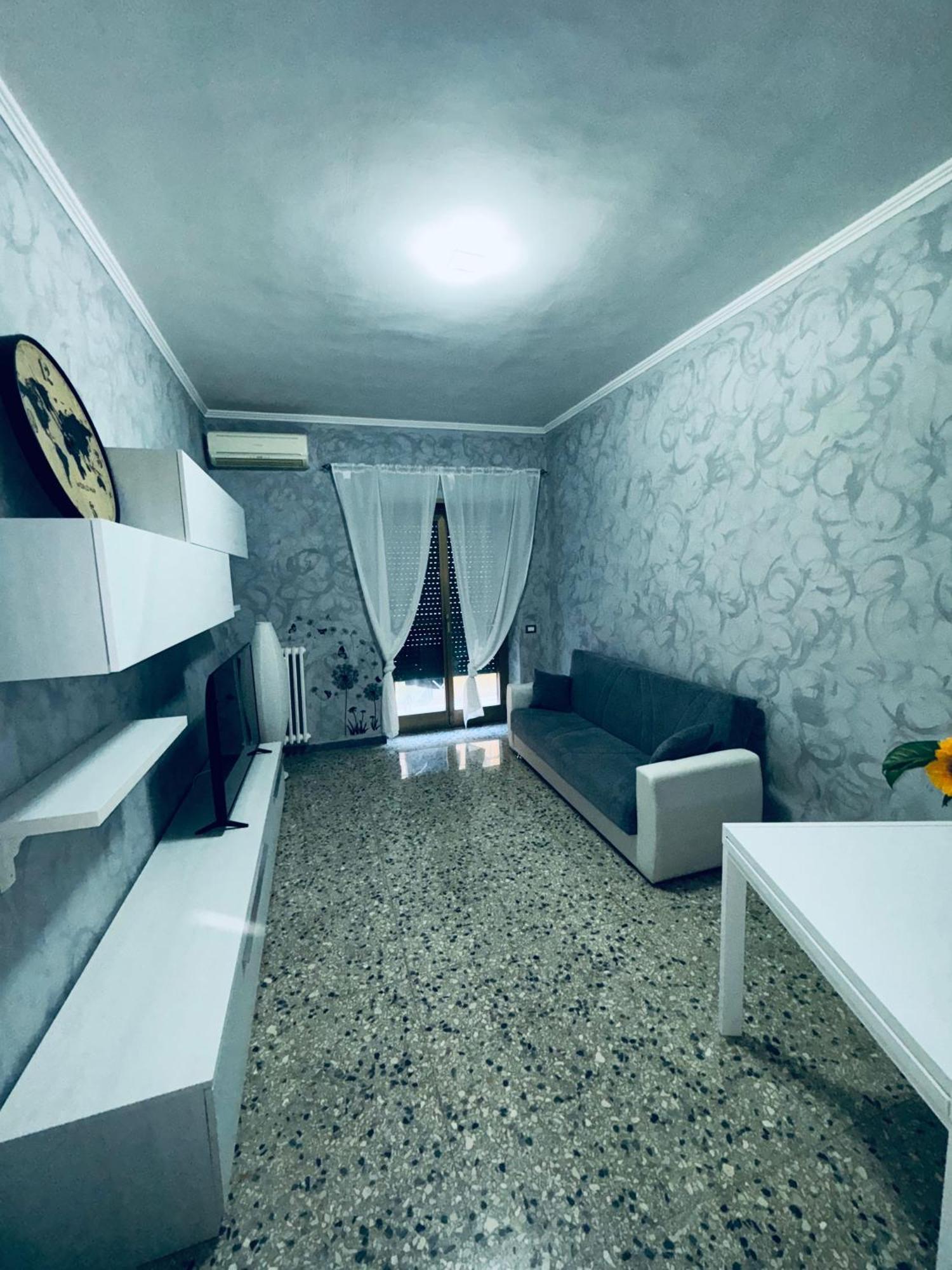 Road House Apartment Rom