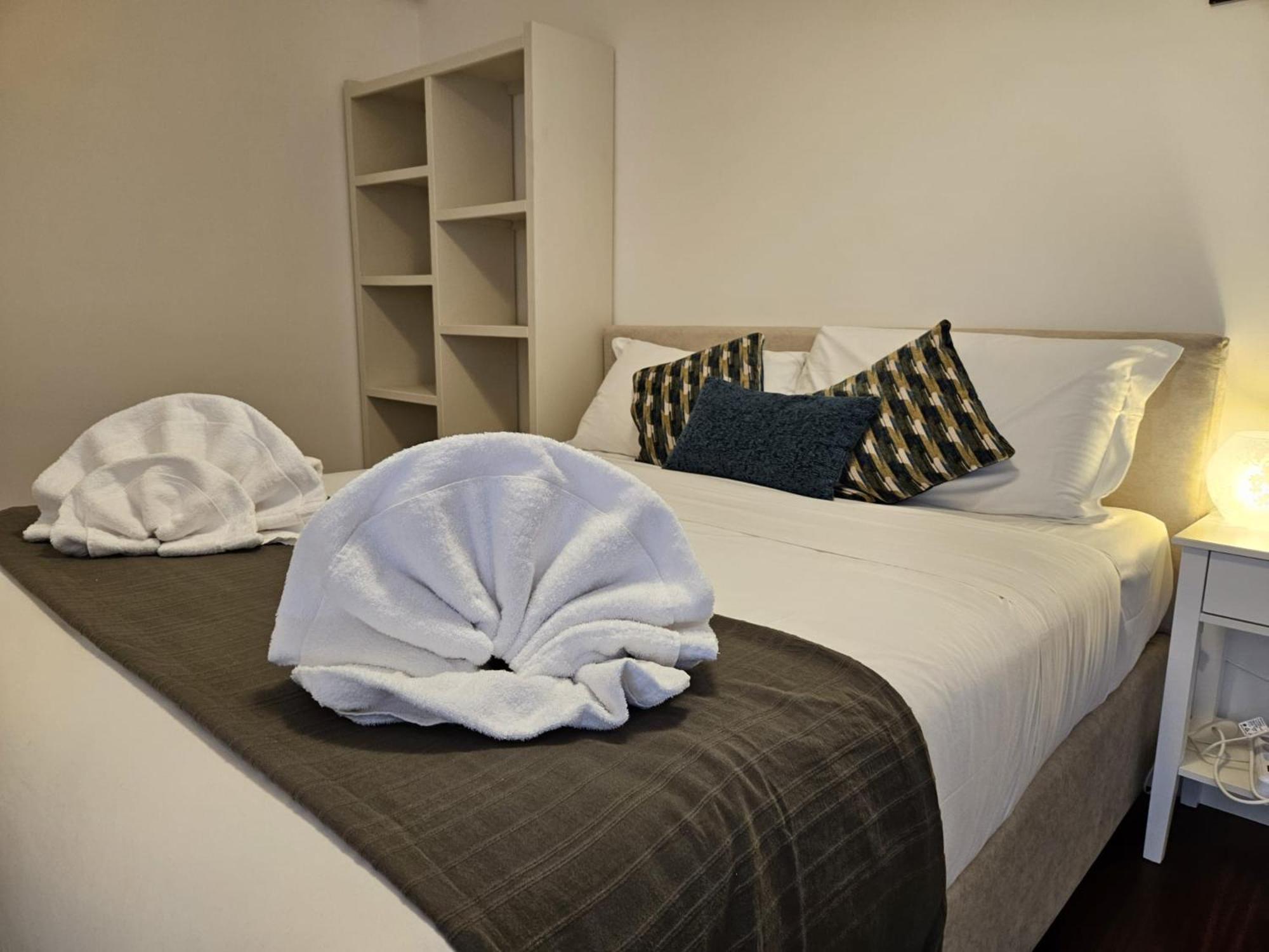 Apartment Be Your - Barbarella's *