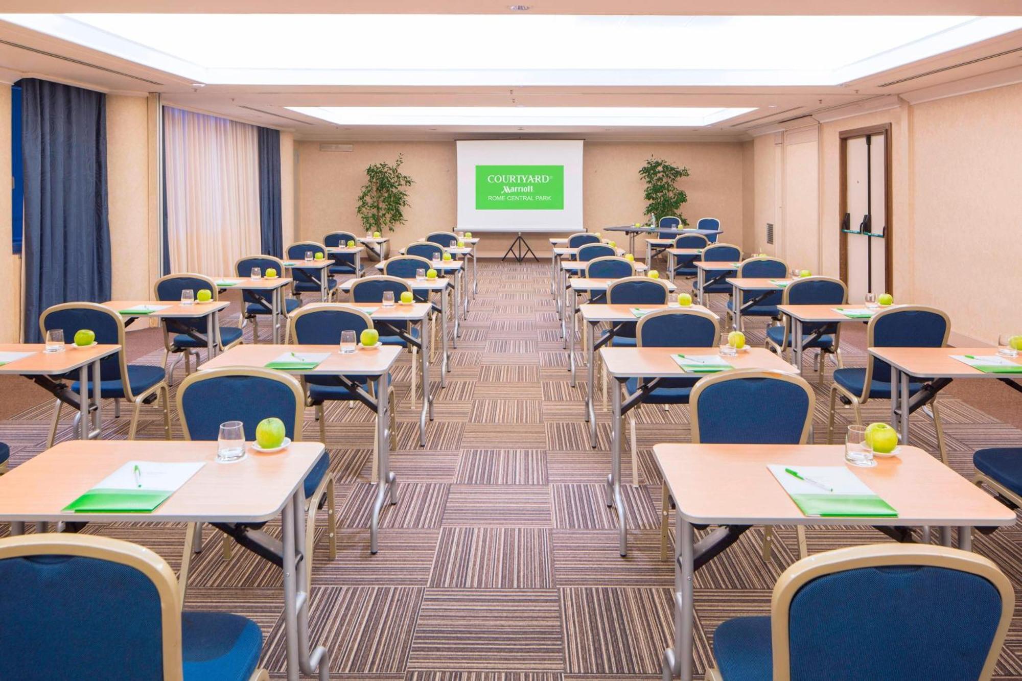 Courtyard By Marriott Park Hotel