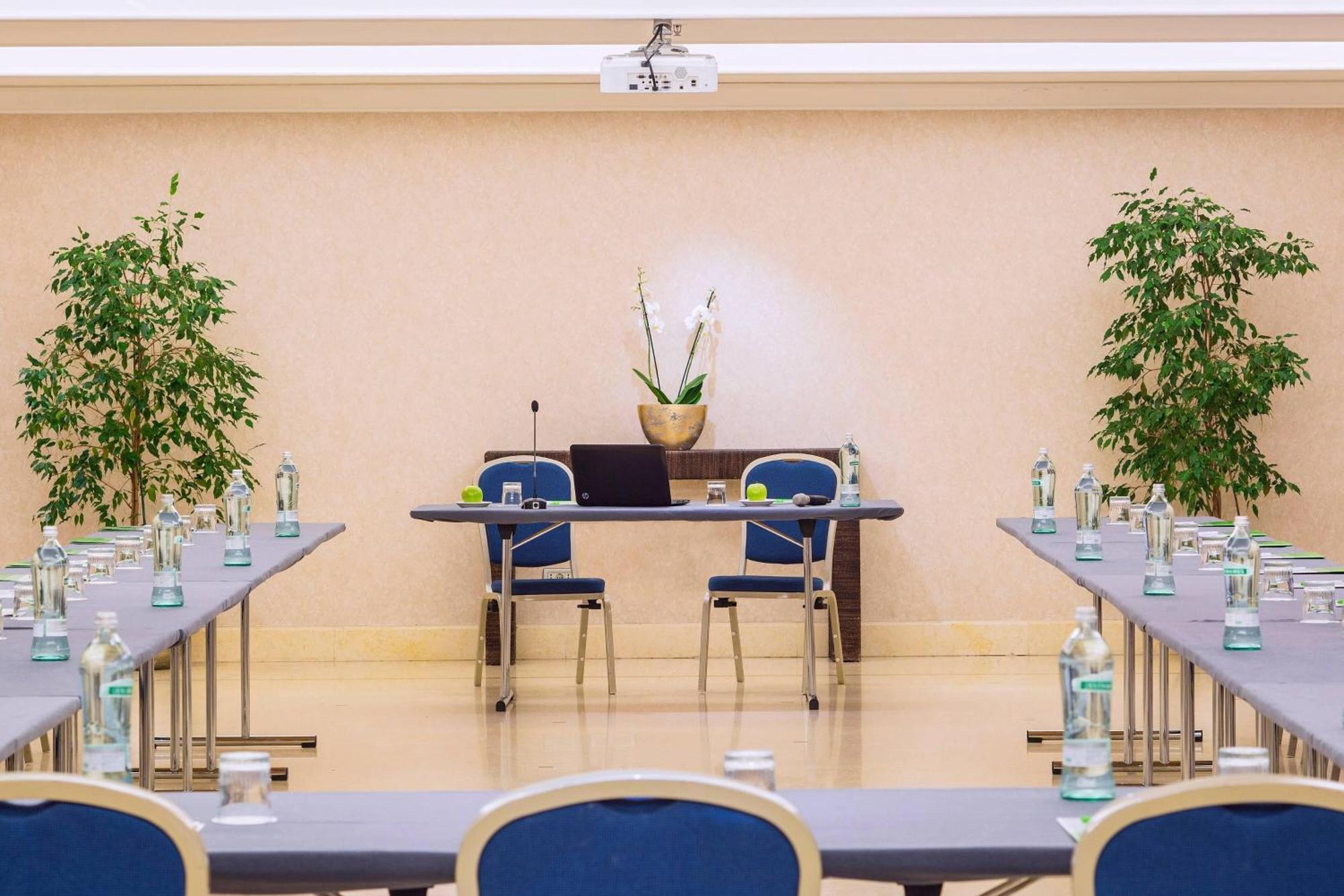 Courtyard By Marriott Park Roma