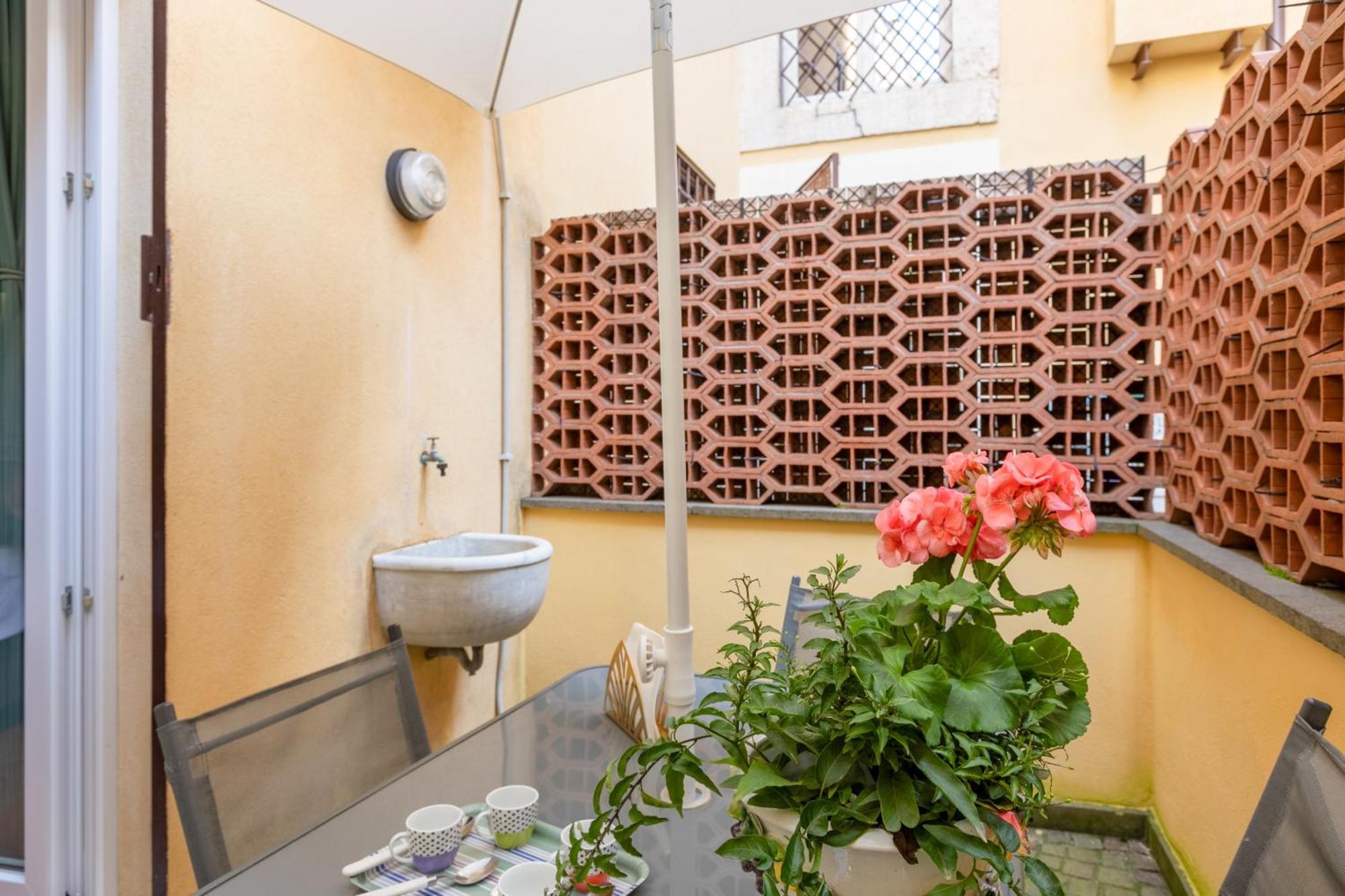 Quiet Trevi Fountain With Patio And Backyard *