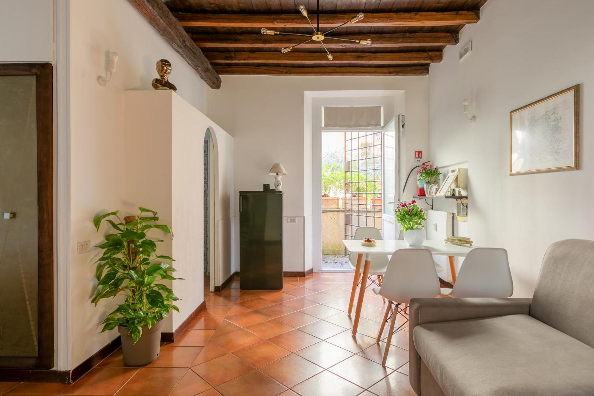 Quiet Trevi Fountain With Patio And Backyard Appartamento