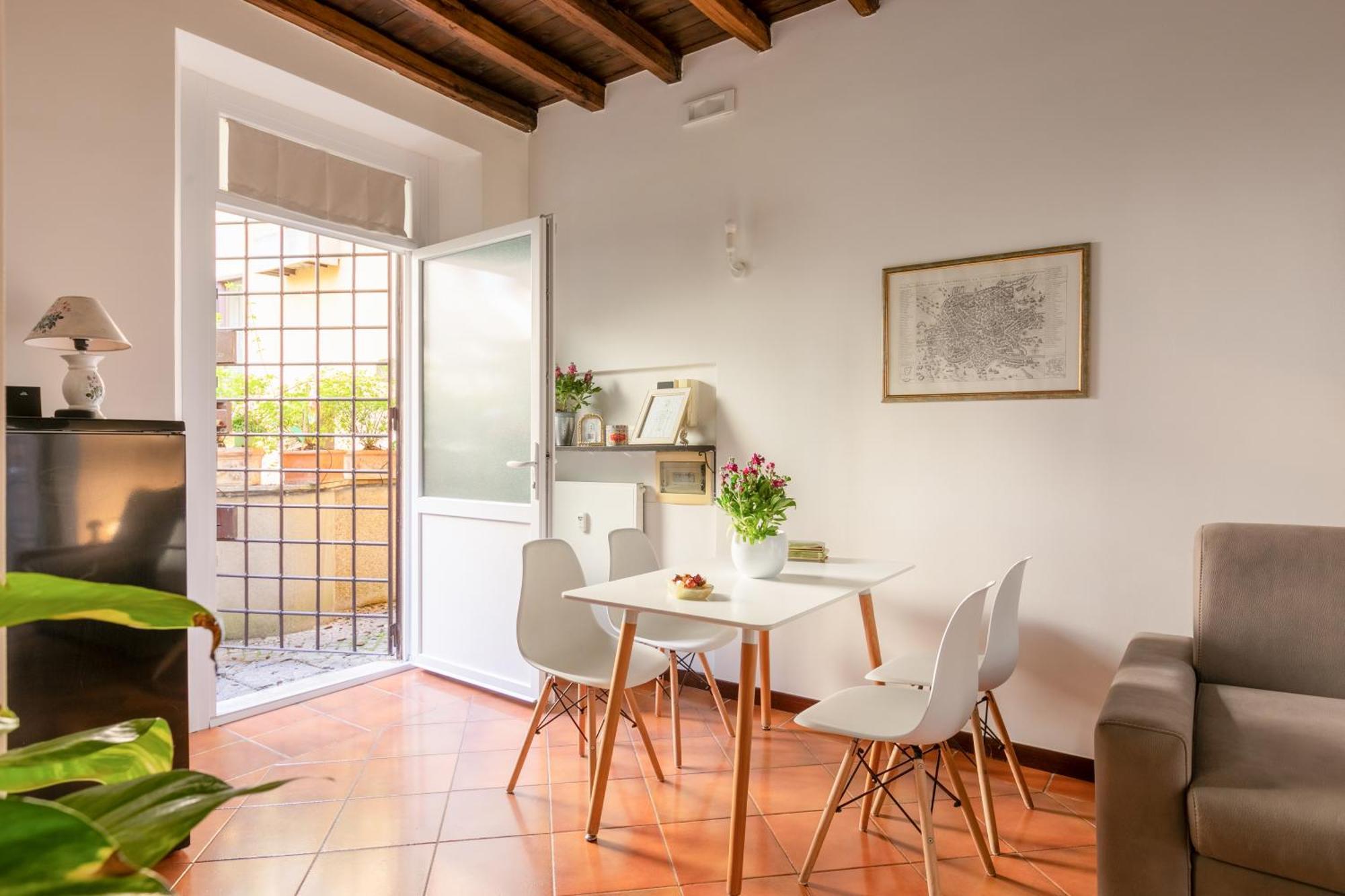 Quiet Trevi Fountain With Patio And Backyard * Roma