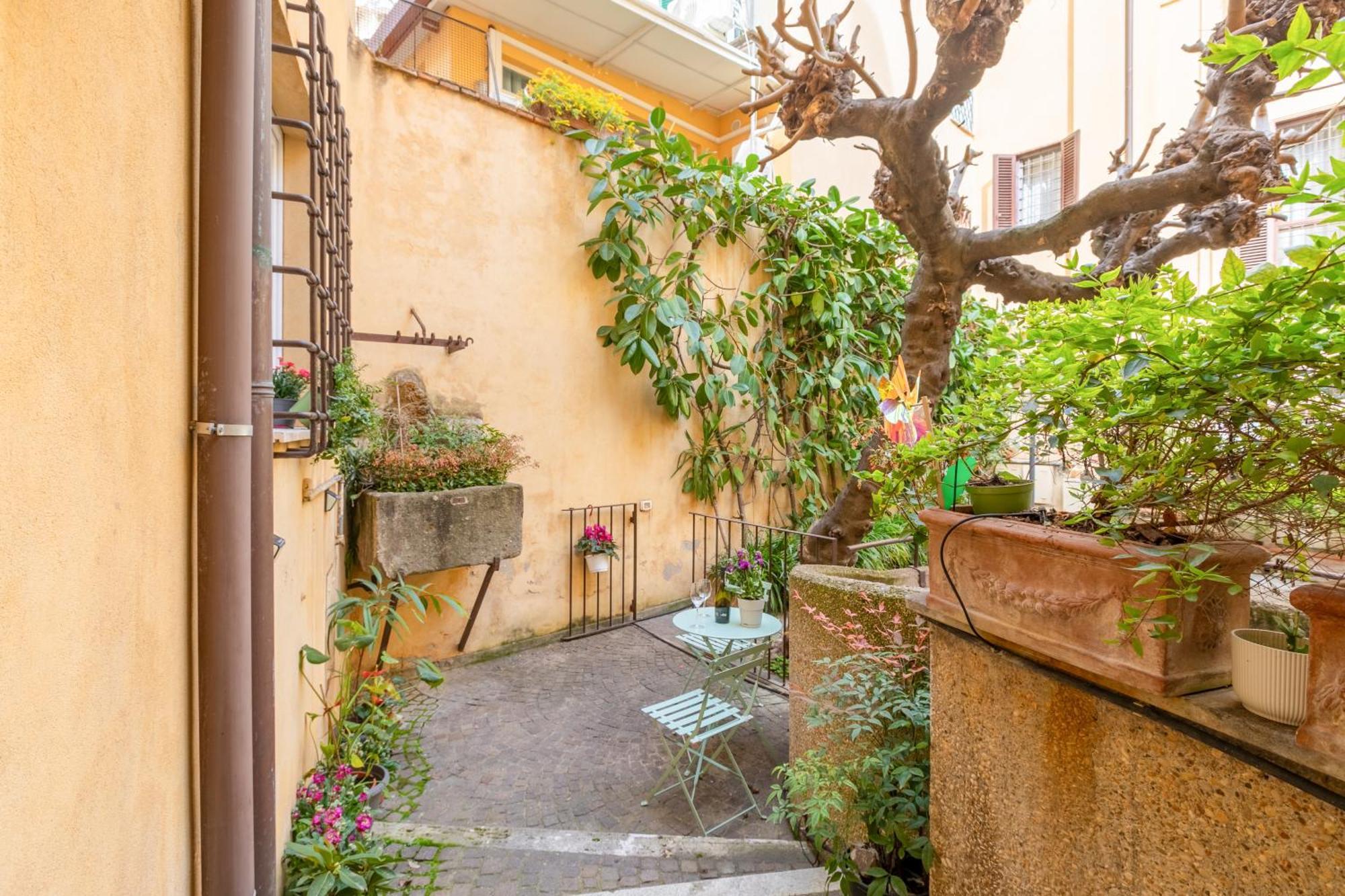 Quiet Trevi Fountain With Patio And Backyard Roma
