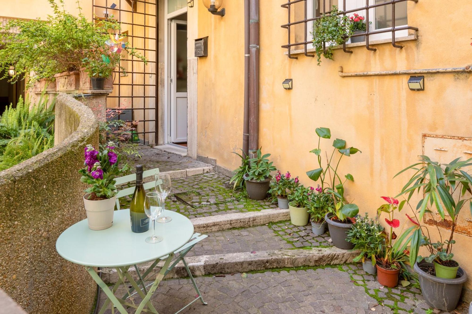 Quiet Trevi Fountain With Patio And Backyard * Roma