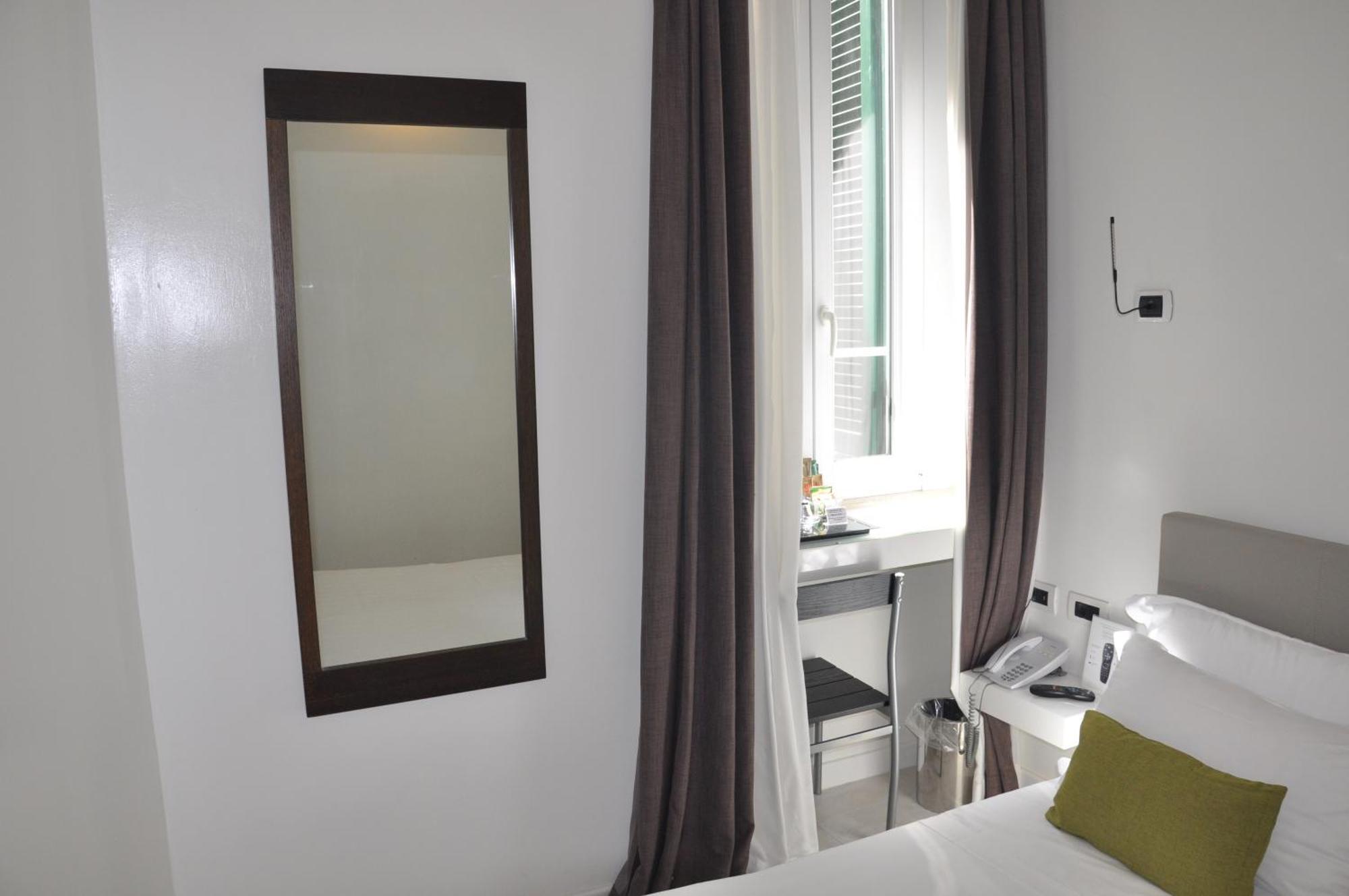 Navona Hotell 2*