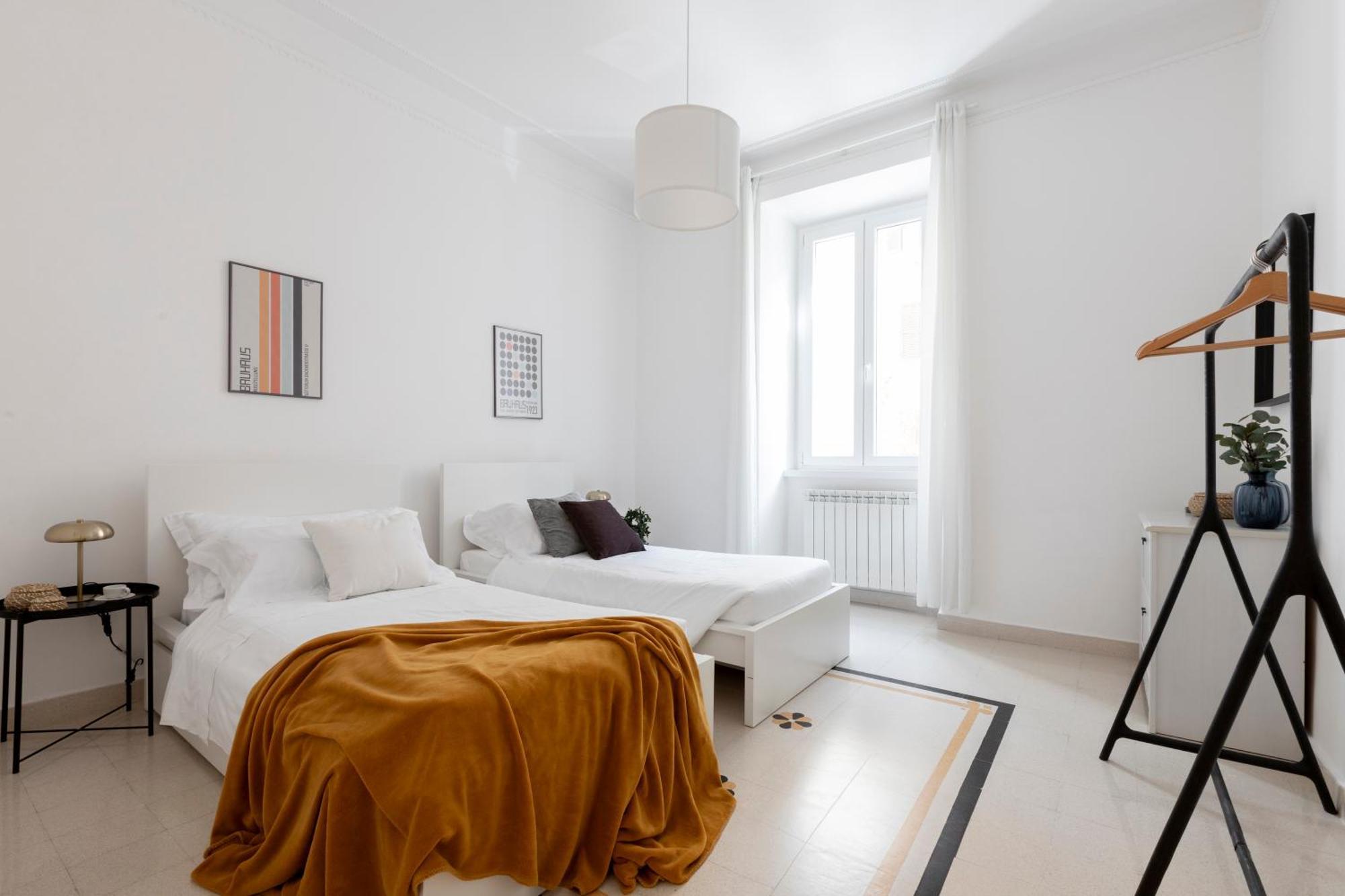 The Rent - Sunny Three-bedroom Near Ottaviano Metro Stop