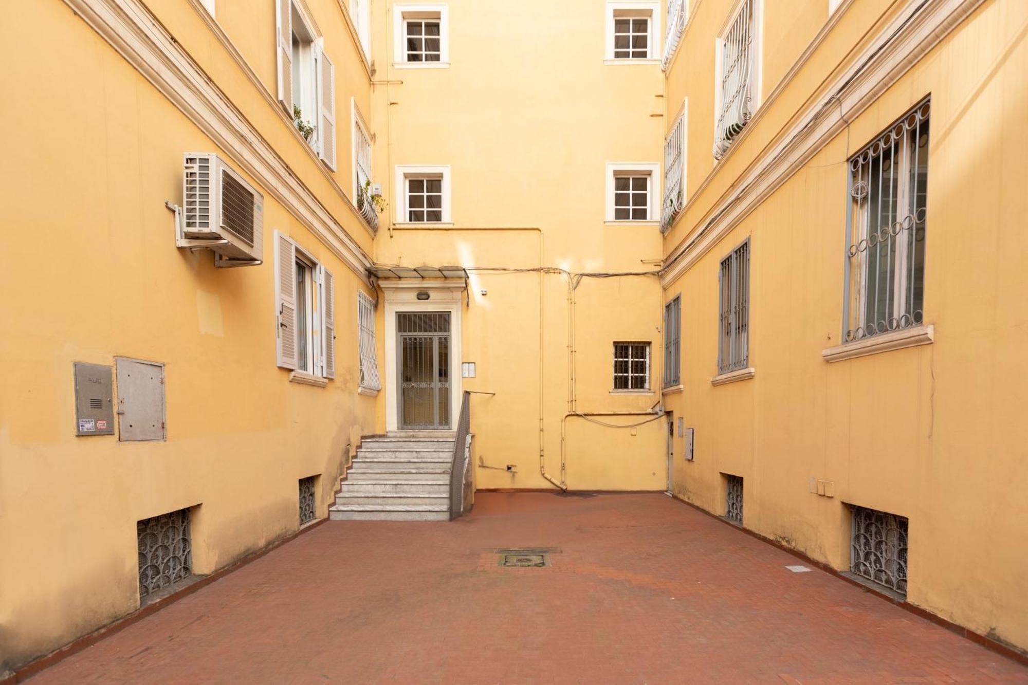 Apartamento The Rent - Sunny Three-bedroom Near Ottaviano Metro Stop *