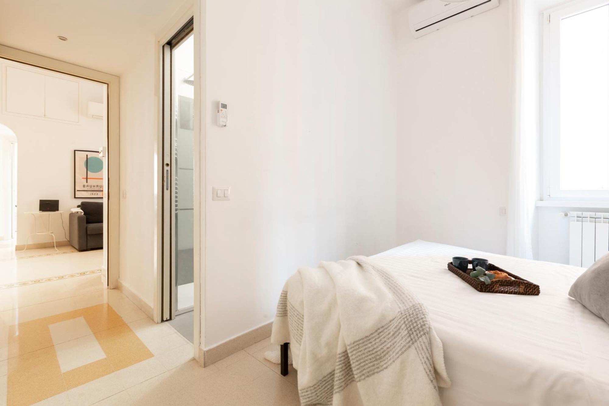 The Rent - Sunny Three-bedroom Near Ottaviano Metro Stop *