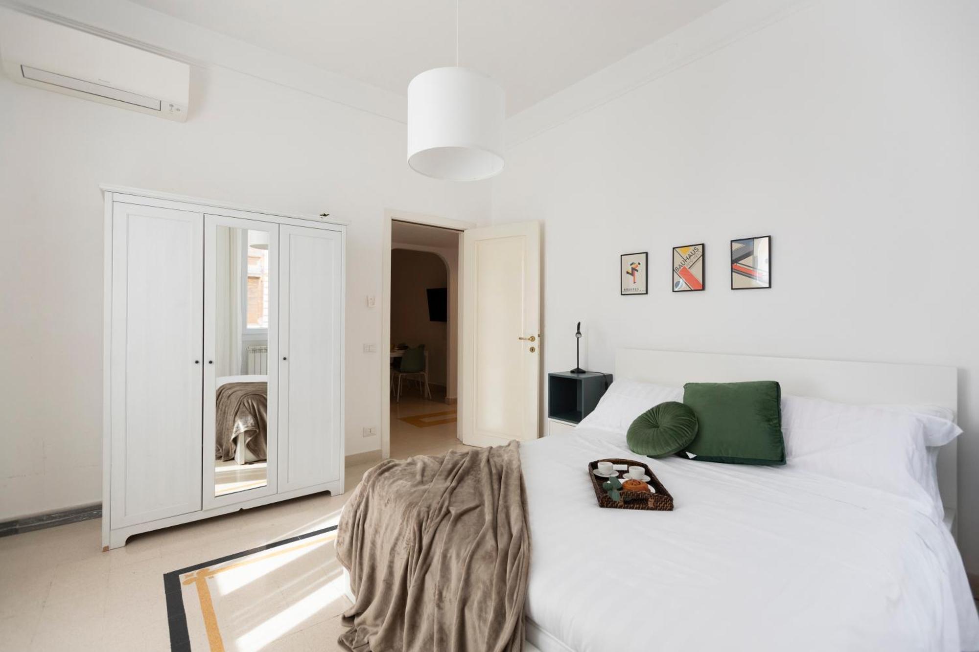 The Rent - Sunny Three-bedroom Near Ottaviano Metro Stop Roma