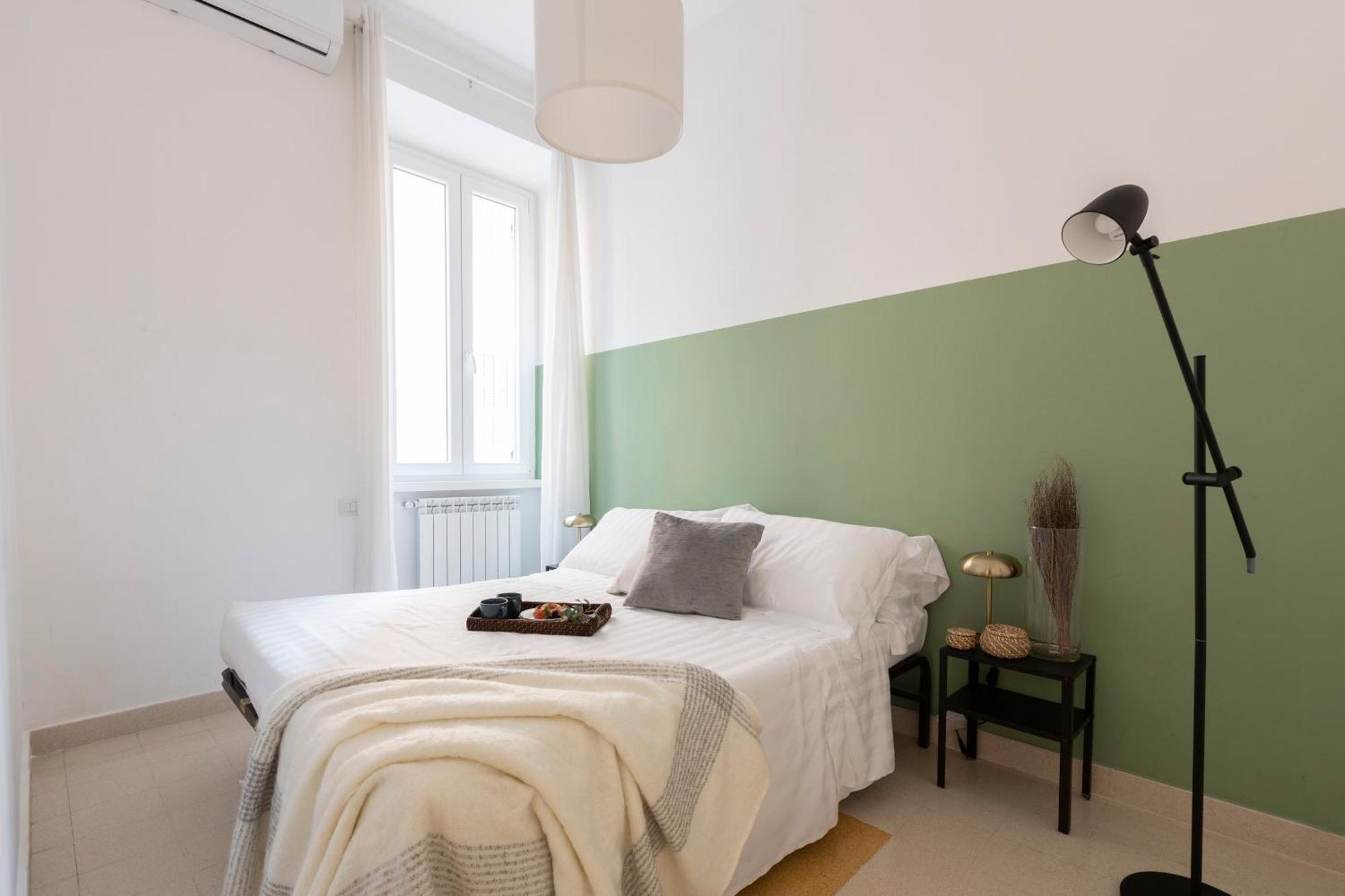 The Rent - Sunny Three-bedroom Near Ottaviano Metro Stop