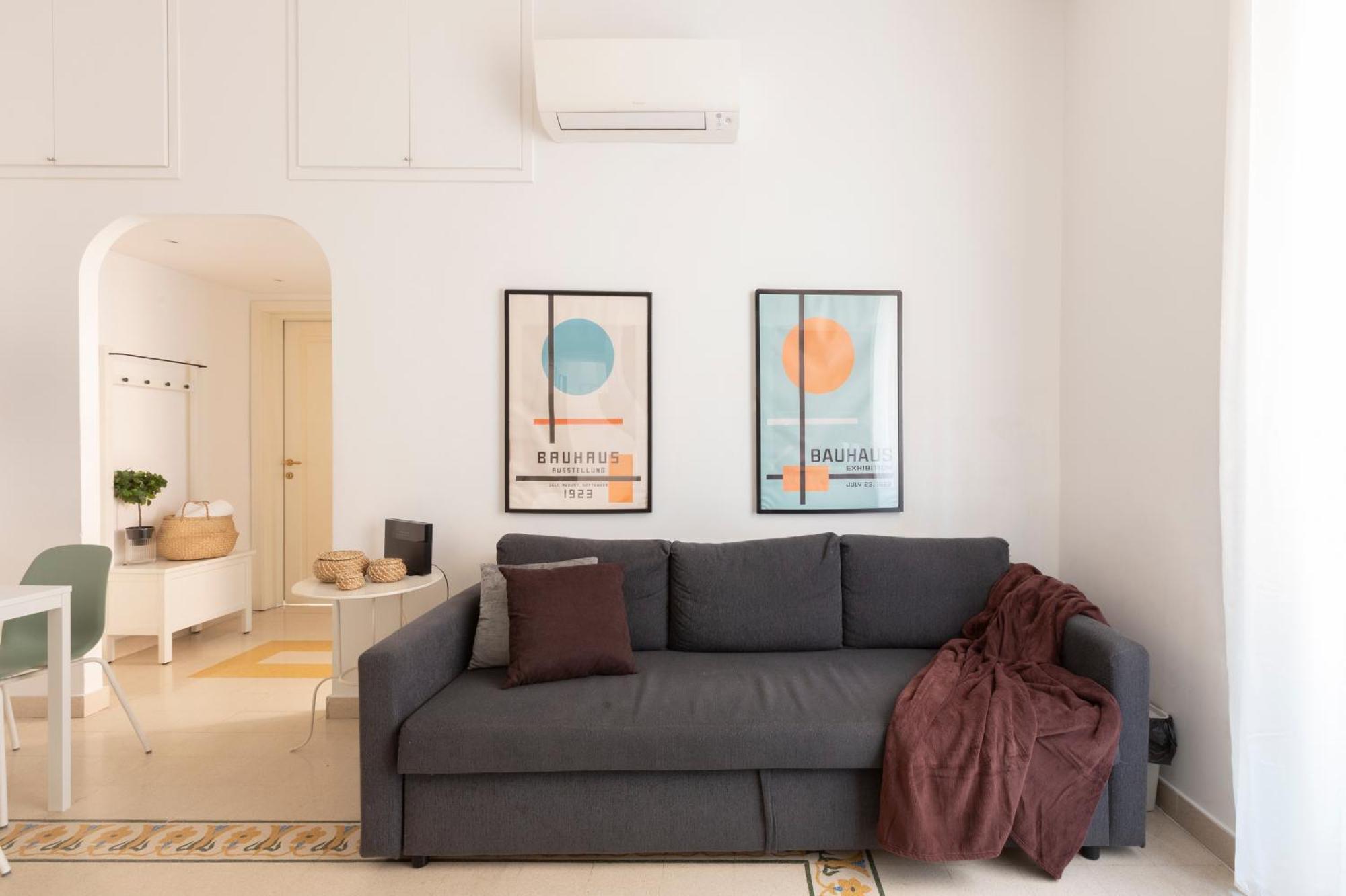 The Rent - Sunny Three-bedroom Near Ottaviano Metro Stop Apartamento