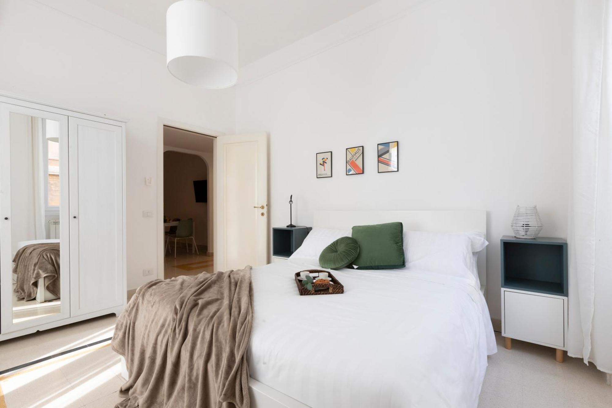 The Rent - Sunny Three-bedroom Near Ottaviano Metro Stop Apartamento *