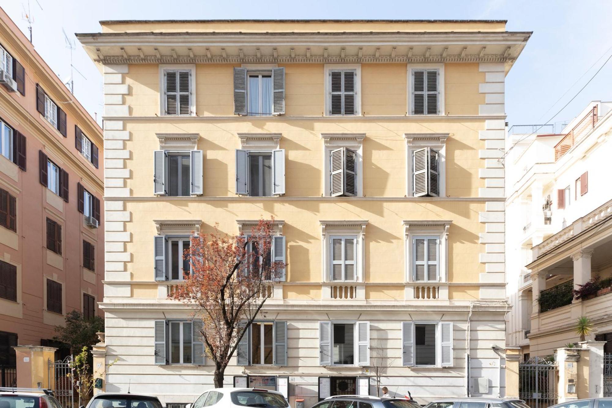 The Rent - Sunny Three-bedroom Near Ottaviano Metro Stop *