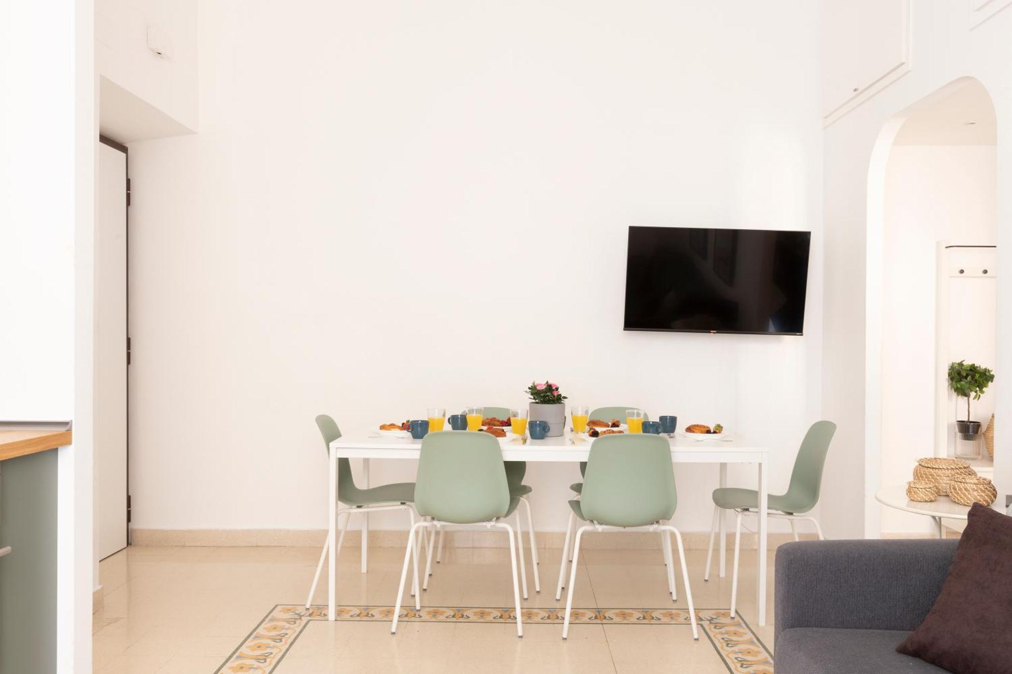 The Rent - Sunny Three-bedroom Near Ottaviano Metro Stop