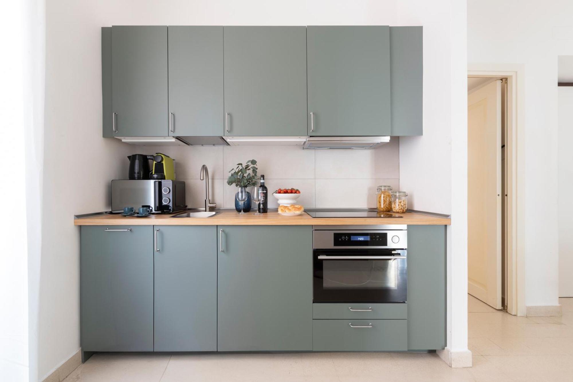 The Rent - Sunny Three-bedroom Near Ottaviano Metro Stop Apartamento