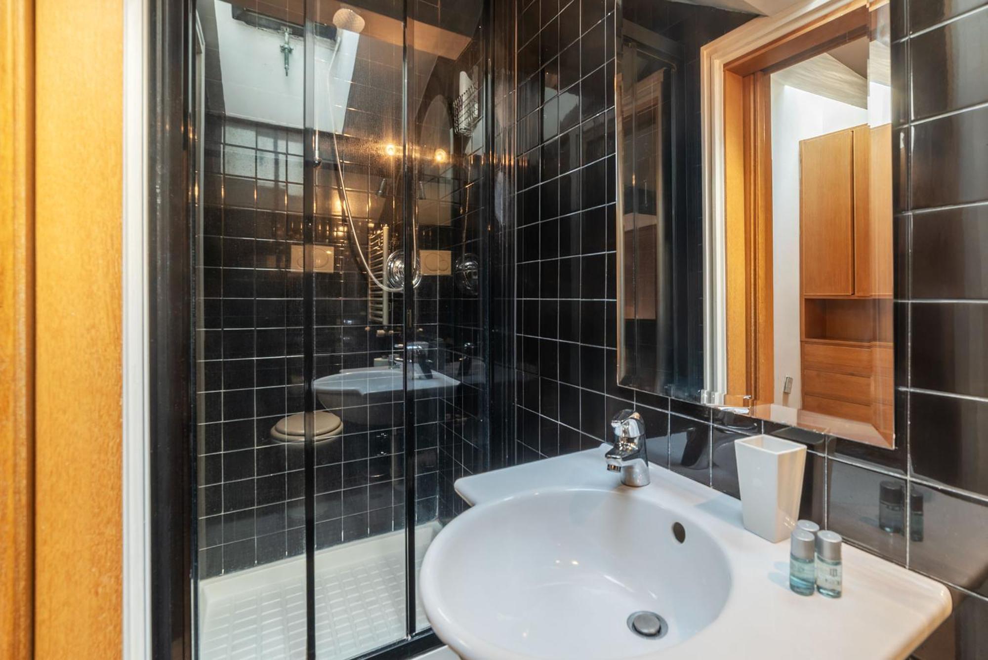 Orange With Bathroom And Shared Terrace Roma