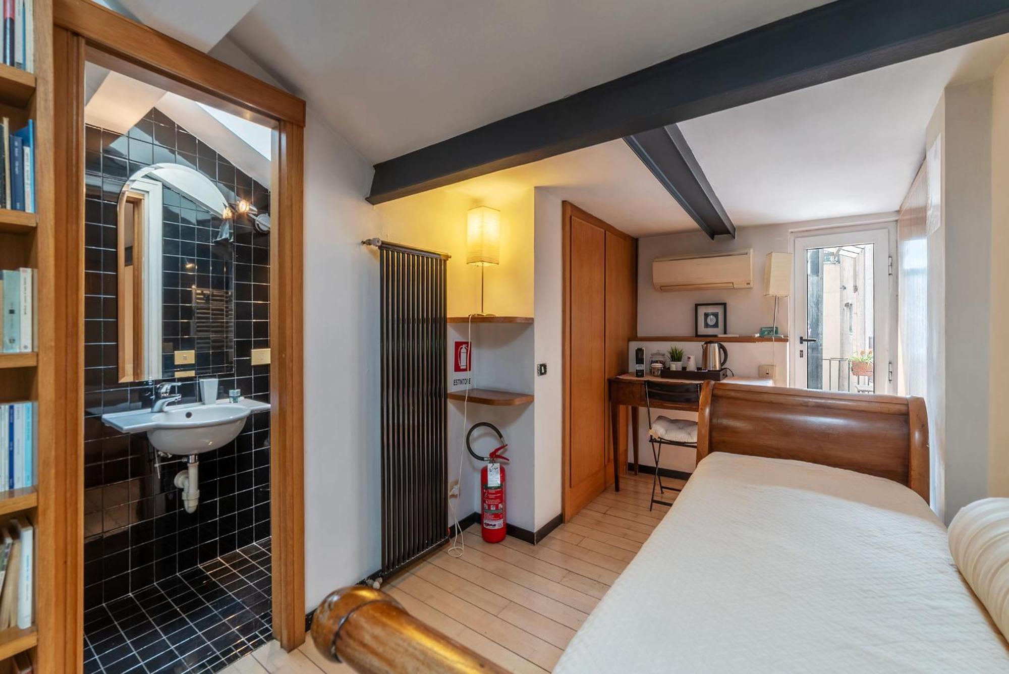 Orange With Bathroom And Shared Terrace