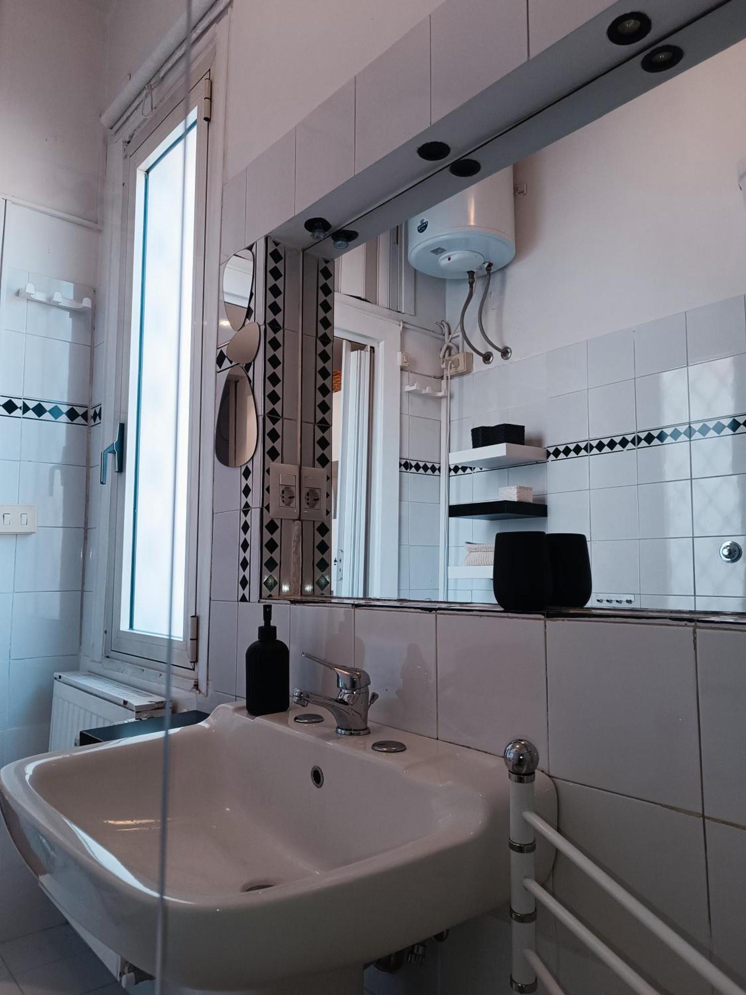 Apartamento Per 5, Metro B Bologna, Terrazzo, Wi-fi *