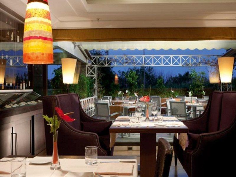 Courtyard By Marriott Park Roma