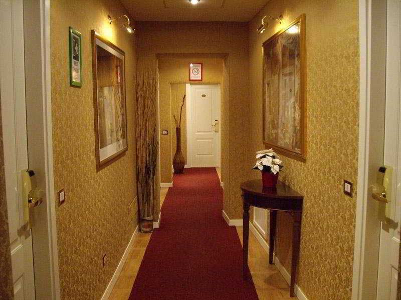 Hotell Relais Fontana Di Trevi 3*