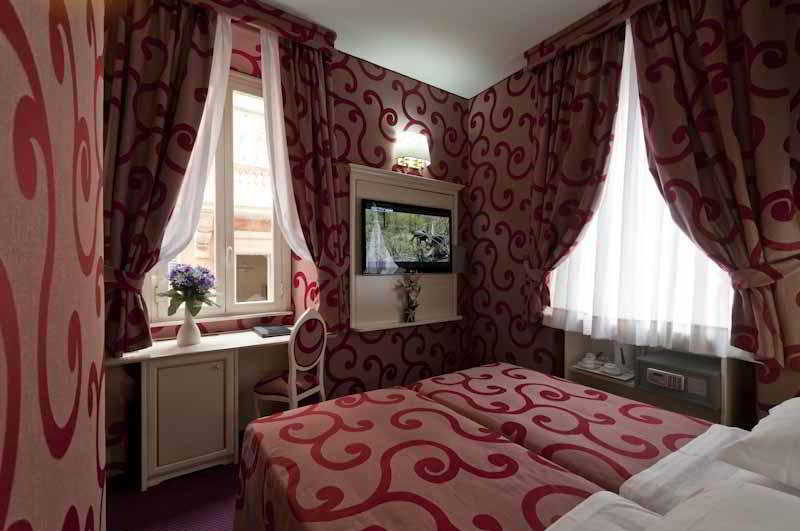 Hotell Relais Fontana Di Trevi 3*