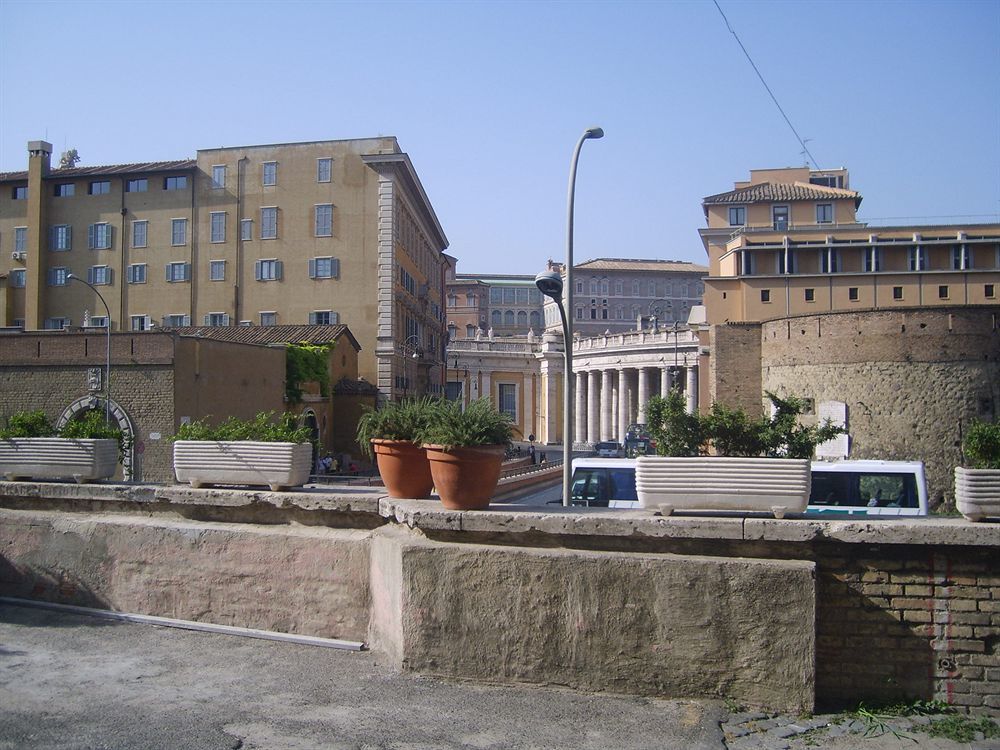 Al Colonnato Di San Pietro Roma