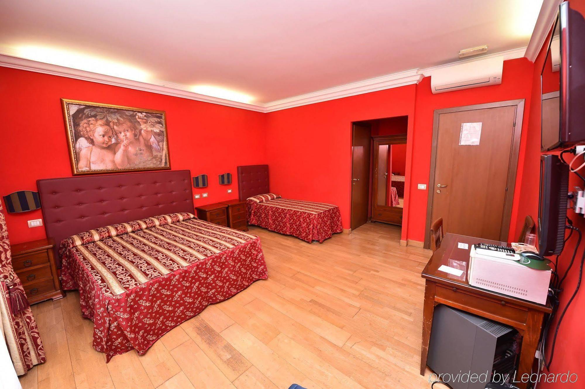Augustus Hotel *